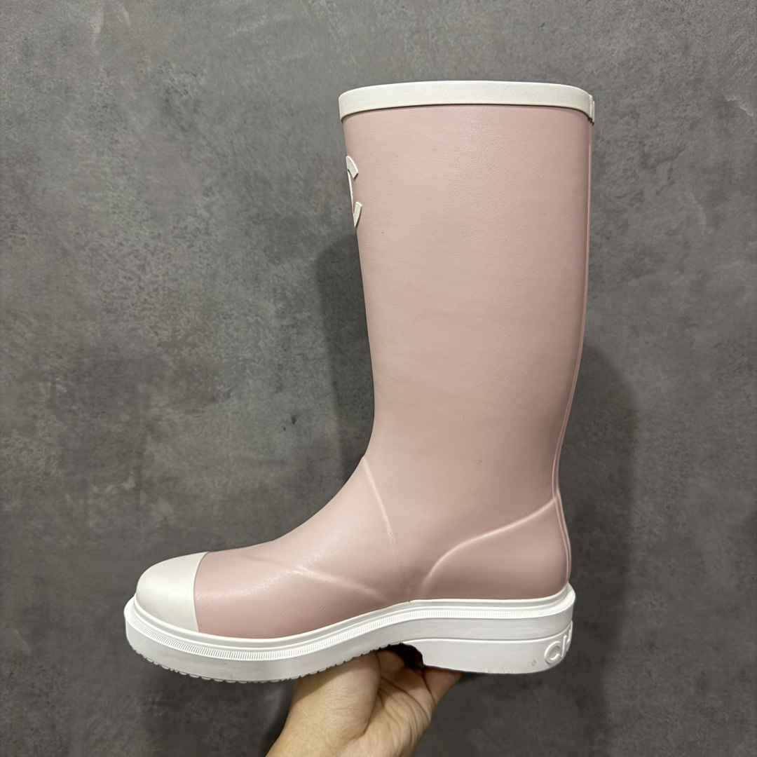 图片[2]-【广东纯原版】Chanel 香奈儿爆款雨靴 全新升级无缝接版本 太好看了，设计风格洋气时尚百搭、超显腿瘦，日常穿搭特时髦 搭什么都不会错 本季必买！谁穿谁美 材料非常有质感很高级！脚感超级柔软舒适 – MATERIAL 🙆TPU#材质 尺码：35-40-选品中心