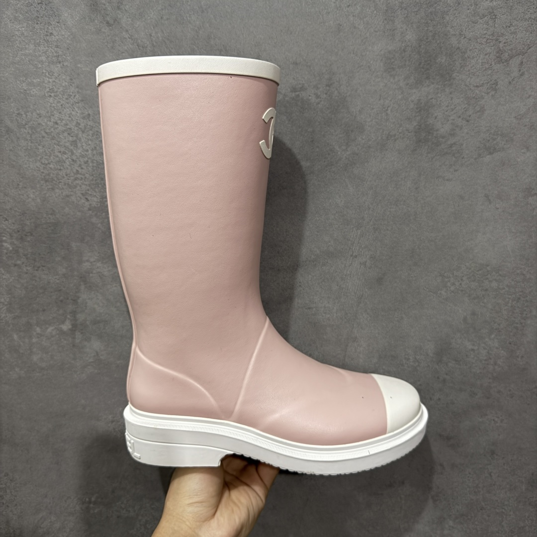 【广东纯原版】Chanel 香奈儿爆款雨靴 全新升级无缝接版本 太好看了，设计风格洋气时尚百搭、超显腿瘦，日常穿搭特时髦 搭什么都不会错 本季必买！谁穿谁美 材料非常有质感很高级！脚感超级柔软舒适 - MATERIAL 🙆TPU#材质 尺码：35-40-选品中心