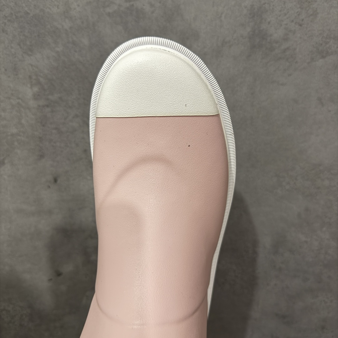 图片[5]-【广东纯原版】Chanel 香奈儿爆款雨靴 全新升级无缝接版本 太好看了，设计风格洋气时尚百搭、超显腿瘦，日常穿搭特时髦 搭什么都不会错 本季必买！谁穿谁美 材料非常有质感很高级！脚感超级柔软舒适 – MATERIAL 🙆TPU#材质 尺码：35-40-选品中心