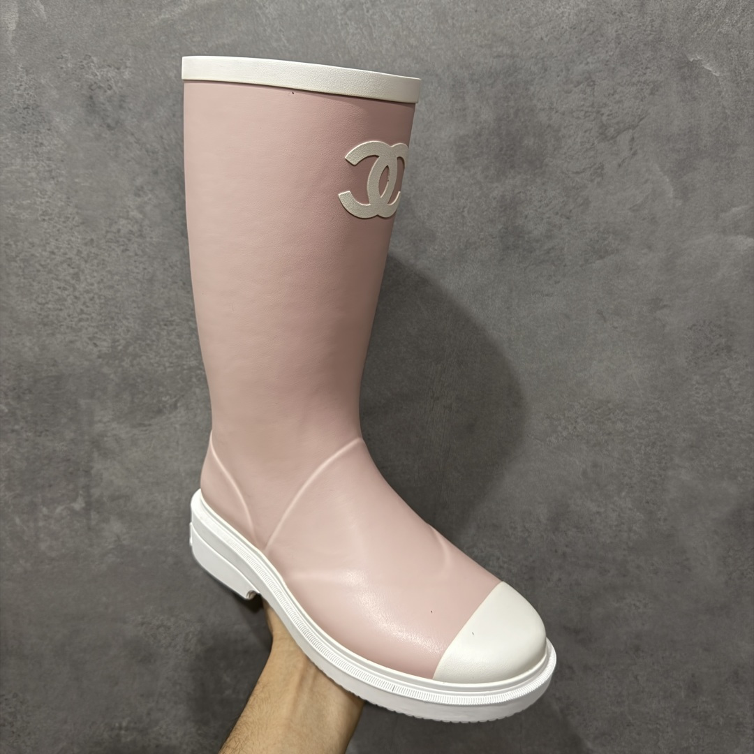 图片[3]-【广东纯原版】Chanel 香奈儿爆款雨靴 全新升级无缝接版本 太好看了，设计风格洋气时尚百搭、超显腿瘦，日常穿搭特时髦 搭什么都不会错 本季必买！谁穿谁美 材料非常有质感很高级！脚感超级柔软舒适 – MATERIAL 🙆TPU#材质 尺码：35-40-选品中心
