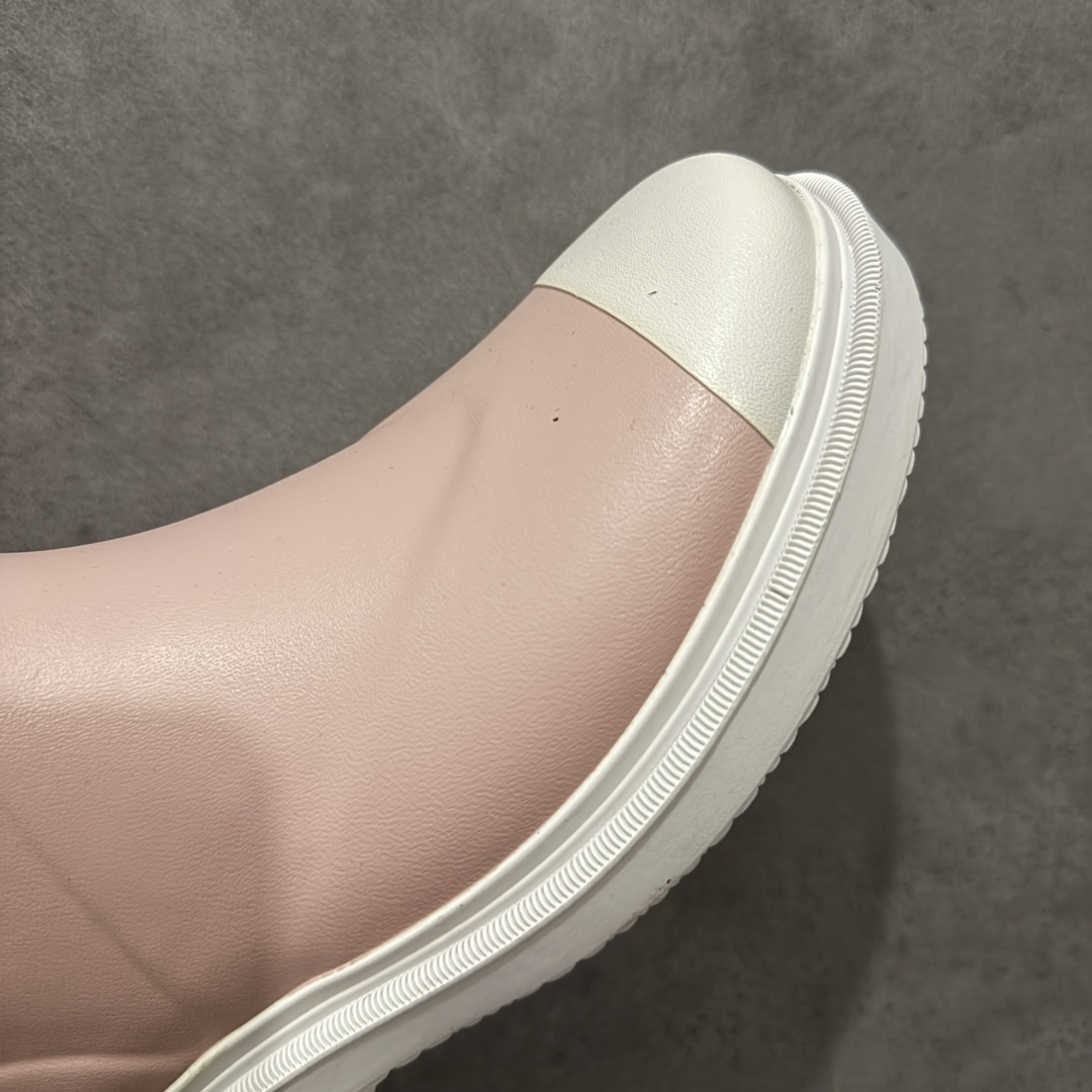 图片[6]-【广东纯原版】Chanel 香奈儿爆款雨靴 全新升级无缝接版本 太好看了，设计风格洋气时尚百搭、超显腿瘦，日常穿搭特时髦 搭什么都不会错 本季必买！谁穿谁美 材料非常有质感很高级！脚感超级柔软舒适 – MATERIAL 🙆TPU#材质 尺码：35-40-选品中心