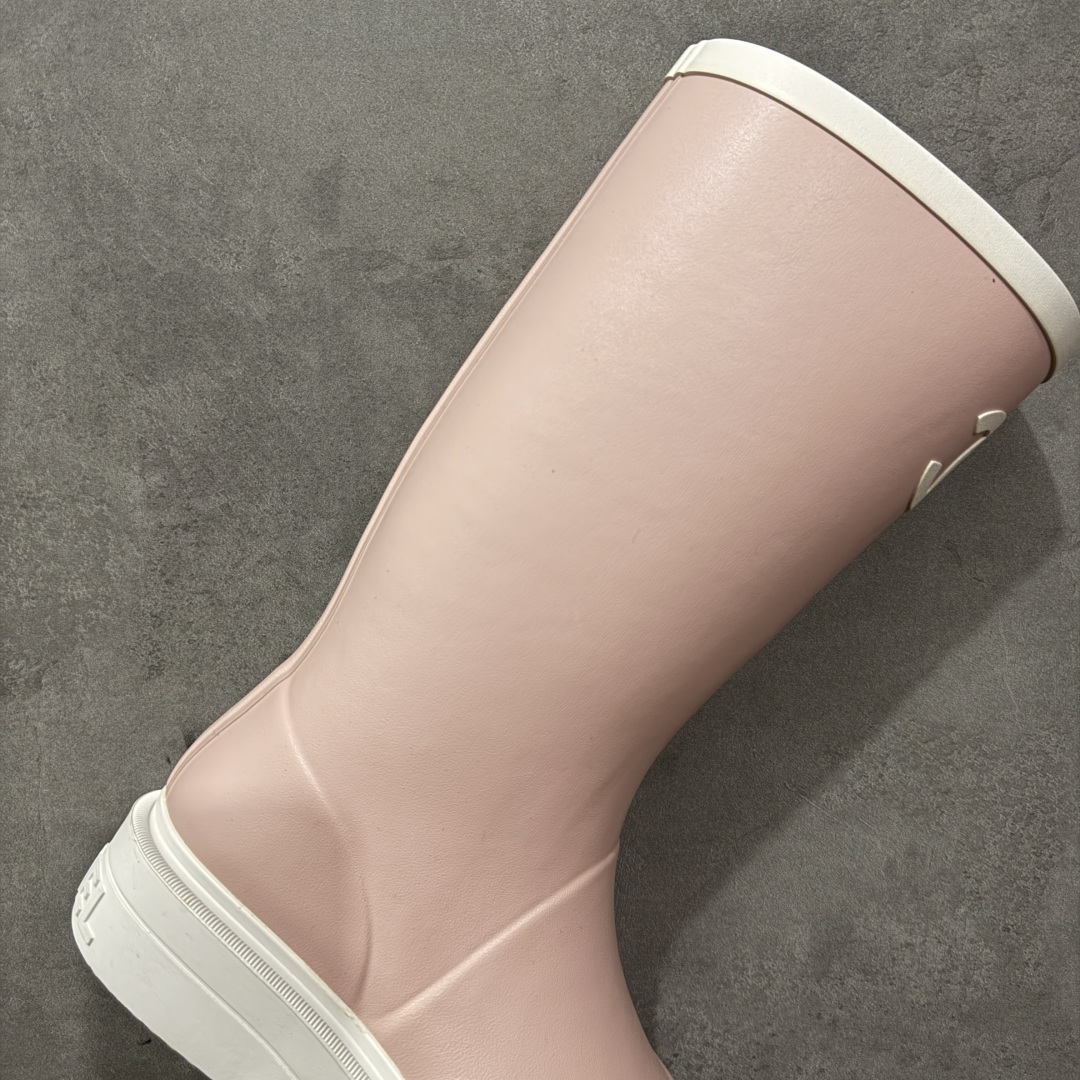 图片[7]-【广东纯原版】Chanel 香奈儿爆款雨靴 全新升级无缝接版本 太好看了，设计风格洋气时尚百搭、超显腿瘦，日常穿搭特时髦 搭什么都不会错 本季必买！谁穿谁美 材料非常有质感很高级！脚感超级柔软舒适 – MATERIAL 🙆TPU#材质 尺码：35-40-选品中心