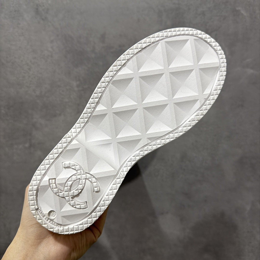 图片[9]-【广东纯原版】Chanel 香奈儿爆款雨靴 全新升级无缝接版本 太好看了，设计风格洋气时尚百搭、超显腿瘦，日常穿搭特时髦 搭什么都不会错 本季必买！谁穿谁美 材料非常有质感很高级！脚感超级柔软舒适 – MATERIAL 🙆TPU#材质 尺码：35-40-选品中心