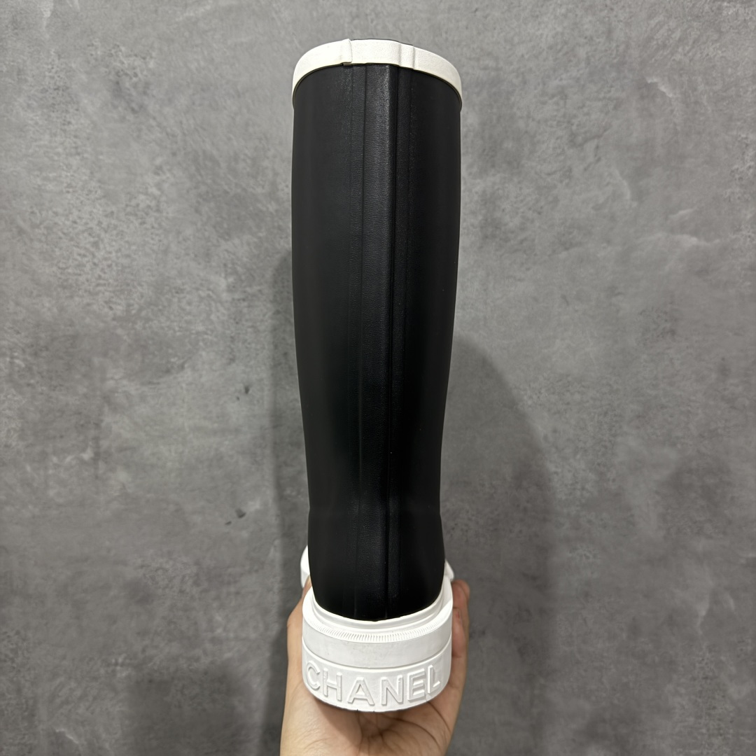 图片[4]-【广东纯原版】Chanel 香奈儿爆款雨靴 全新升级无缝接版本 太好看了，设计风格洋气时尚百搭、超显腿瘦，日常穿搭特时髦 搭什么都不会错 本季必买！谁穿谁美 材料非常有质感很高级！脚感超级柔软舒适 – MATERIAL 🙆TPU#材质 尺码：35-40-选品中心