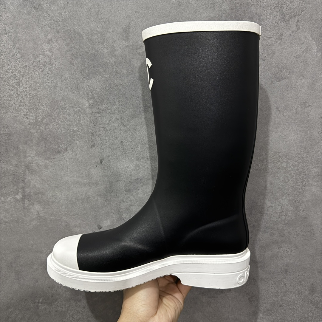 图片[2]-【广东纯原版】Chanel 香奈儿爆款雨靴 全新升级无缝接版本 太好看了，设计风格洋气时尚百搭、超显腿瘦，日常穿搭特时髦 搭什么都不会错 本季必买！谁穿谁美 材料非常有质感很高级！脚感超级柔软舒适 – MATERIAL 🙆TPU#材质 尺码：35-40-选品中心