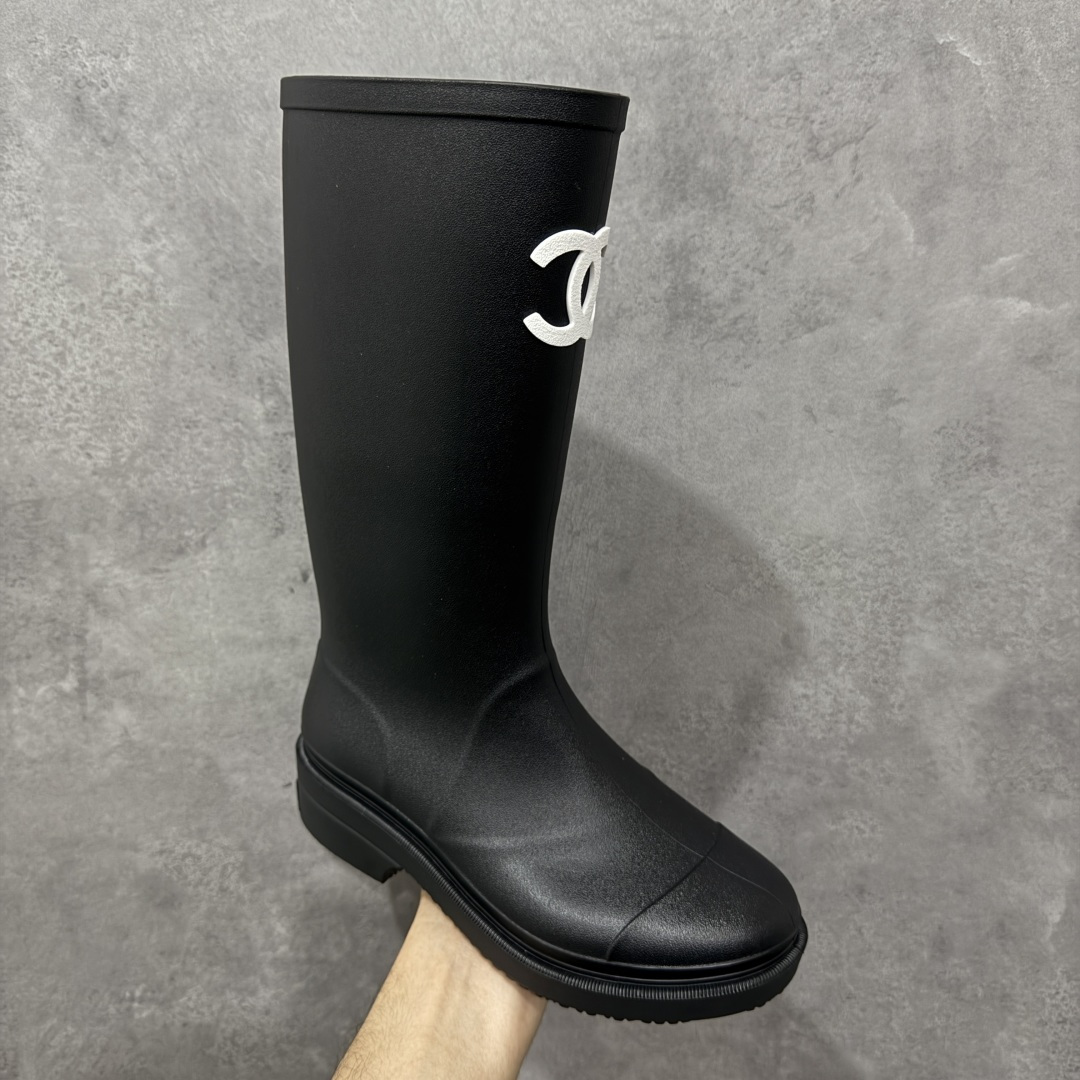 图片[3]-【广东纯原版】Chanel 香奈儿爆款雨靴 全新升级无缝接版本 太好看了，设计风格洋气时尚百搭、超显腿瘦，日常穿搭特时髦 搭什么都不会错 本季必买！谁穿谁美 材料非常有质感很高级！脚感超级柔软舒适 – MATERIAL 🙆TPU#材质 尺码：35-40-选品中心