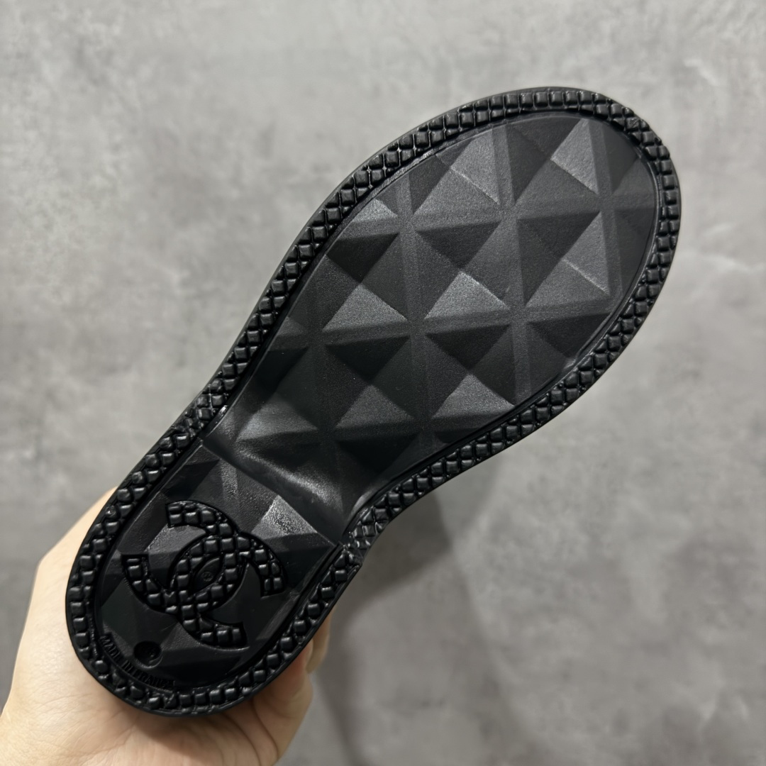 图片[9]-【广东纯原版】Chanel 香奈儿爆款雨靴 全新升级无缝接版本 太好看了，设计风格洋气时尚百搭、超显腿瘦，日常穿搭特时髦 搭什么都不会错 本季必买！谁穿谁美 材料非常有质感很高级！脚感超级柔软舒适 – MATERIAL 🙆TPU#材质 尺码：35-40-选品中心