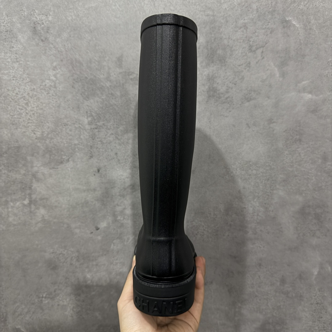 图片[4]-【广东纯原版】Chanel 香奈儿爆款雨靴 全新升级无缝接版本 太好看了，设计风格洋气时尚百搭、超显腿瘦，日常穿搭特时髦 搭什么都不会错 本季必买！谁穿谁美 材料非常有质感很高级！脚感超级柔软舒适 – MATERIAL 🙆TPU#材质 尺码：35-40-选品中心