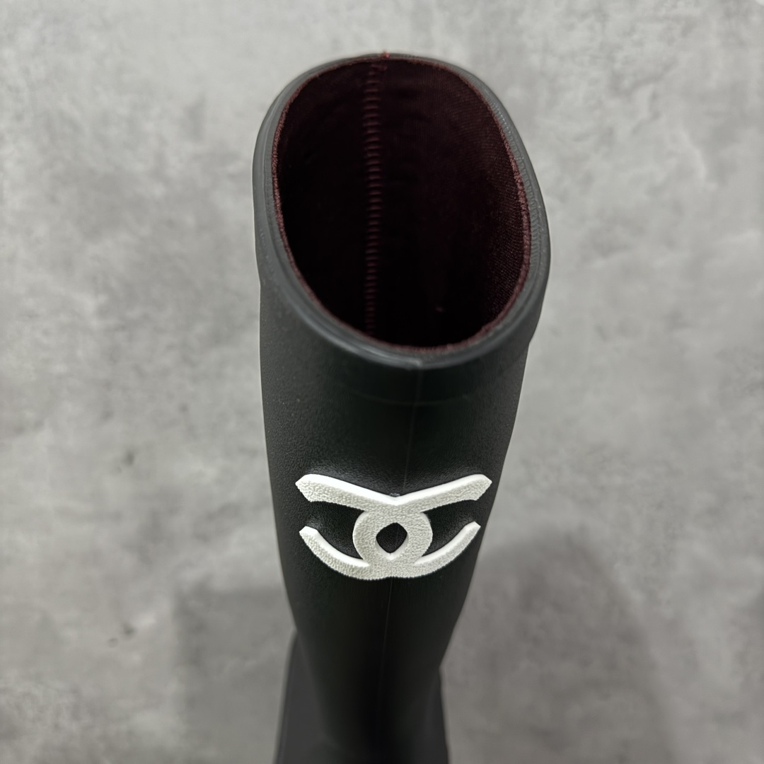 图片[8]-【广东纯原版】Chanel 香奈儿爆款雨靴 全新升级无缝接版本 太好看了，设计风格洋气时尚百搭、超显腿瘦，日常穿搭特时髦 搭什么都不会错 本季必买！谁穿谁美 材料非常有质感很高级！脚感超级柔软舒适 – MATERIAL 🙆TPU#材质 尺码：35-40-选品中心