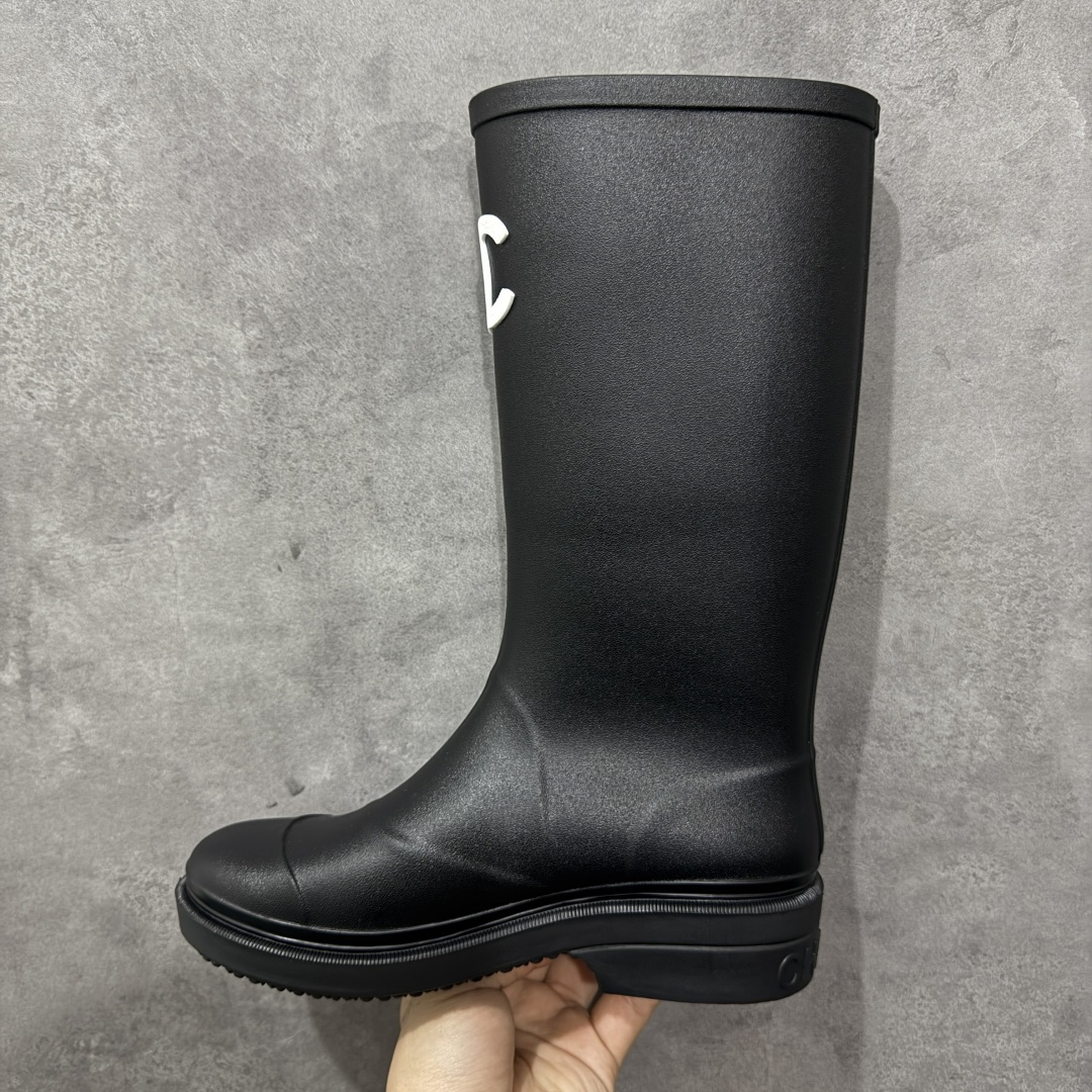 图片[2]-【广东纯原版】Chanel 香奈儿爆款雨靴 全新升级无缝接版本 太好看了，设计风格洋气时尚百搭、超显腿瘦，日常穿搭特时髦 搭什么都不会错 本季必买！谁穿谁美 材料非常有质感很高级！脚感超级柔软舒适 – MATERIAL 🙆TPU#材质 尺码：35-40-选品中心