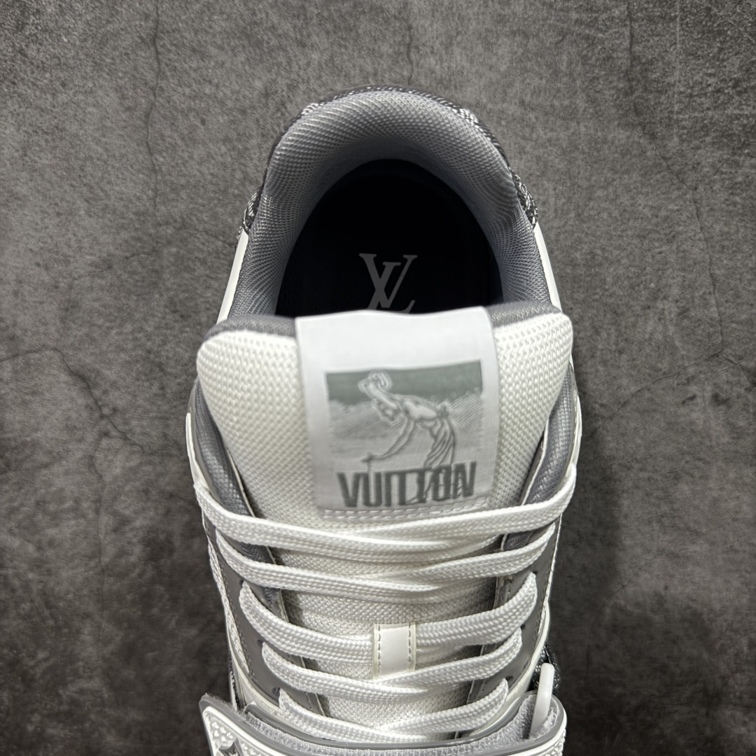 图片[8]-【YS纯原】广奢高端货 LOUIS VUITTON 路易威登 LV Trainer 休闲板鞋 ✦ 原楦原纸版开模，鞋型立体饱满 ✦ 零毛边、零溢胶、零线头瑕疵 ✦ 细节与原版一致 区分市面通货 ✦ 多层叠片＋电脑针车，针距密度一致 ✦ Monogram浮雕＋3D高频压纹 ✦ 多密度发泡中底：支撑回弹媲美专柜 ✦ 原装橡胶大底：含胶量高、纹路深、双拼接零偏差 ✦ ZP级原装包装：专柜款鞋盒＋防尘袋＋说明书 尺码：39-45-选品中心