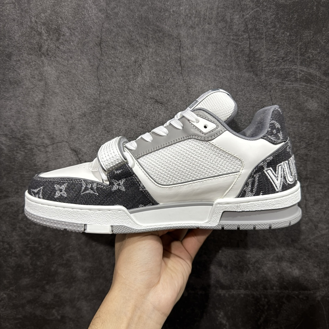 图片[2]-【YS纯原】广奢高端货 LOUIS VUITTON 路易威登 LV Trainer 休闲板鞋 ✦ 原楦原纸版开模，鞋型立体饱满 ✦ 零毛边、零溢胶、零线头瑕疵 ✦ 细节与原版一致 区分市面通货 ✦ 多层叠片＋电脑针车，针距密度一致 ✦ Monogram浮雕＋3D高频压纹 ✦ 多密度发泡中底：支撑回弹媲美专柜 ✦ 原装橡胶大底：含胶量高、纹路深、双拼接零偏差 ✦ ZP级原装包装：专柜款鞋盒＋防尘袋＋说明书 尺码：39-45-选品中心