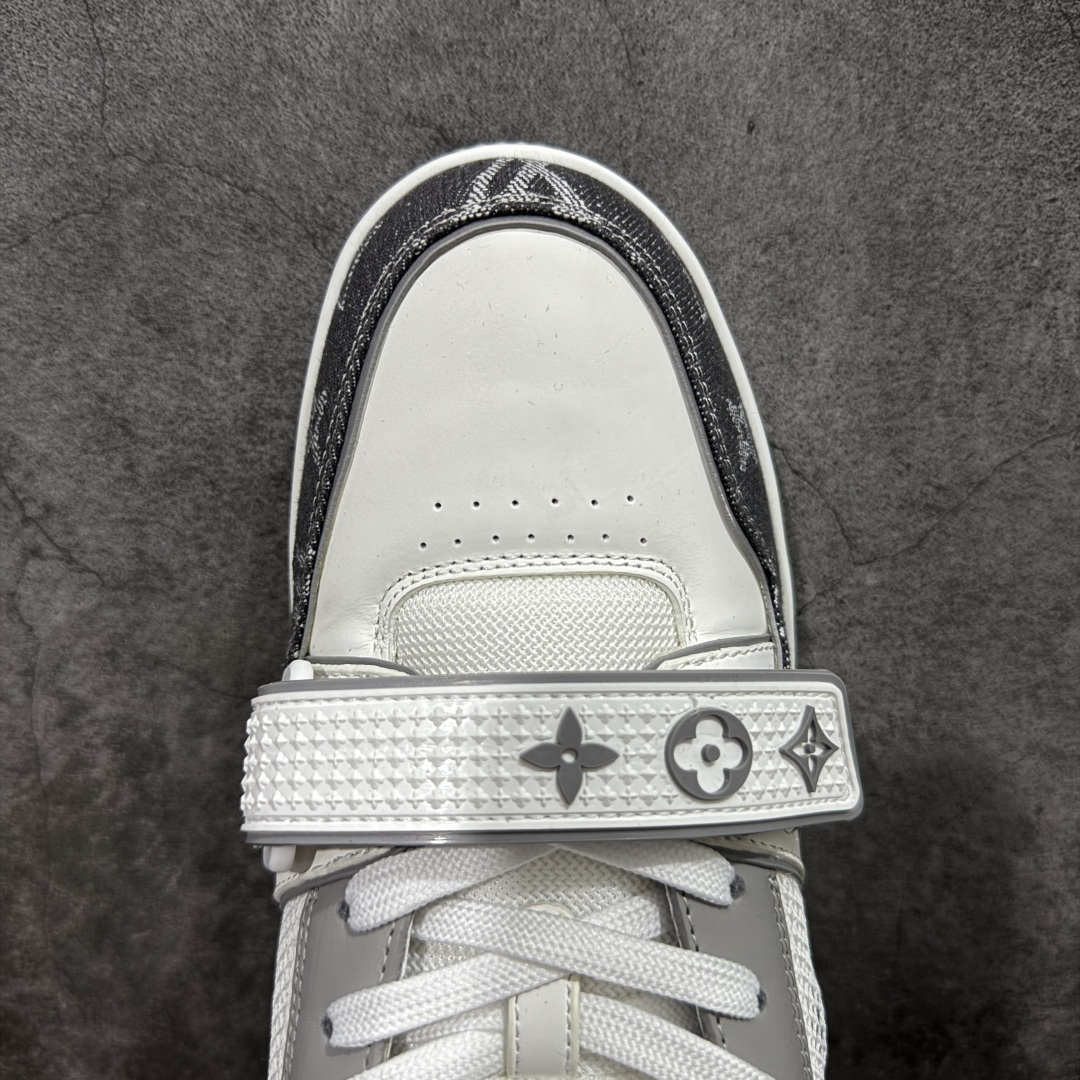 图片[5]-【YS纯原】广奢高端货 LOUIS VUITTON 路易威登 LV Trainer 休闲板鞋 ✦ 原楦原纸版开模，鞋型立体饱满 ✦ 零毛边、零溢胶、零线头瑕疵 ✦ 细节与原版一致 区分市面通货 ✦ 多层叠片＋电脑针车，针距密度一致 ✦ Monogram浮雕＋3D高频压纹 ✦ 多密度发泡中底：支撑回弹媲美专柜 ✦ 原装橡胶大底：含胶量高、纹路深、双拼接零偏差 ✦ ZP级原装包装：专柜款鞋盒＋防尘袋＋说明书 尺码：39-45-选品中心