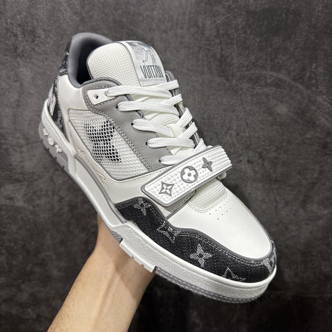 图片[3]-【YS纯原】广奢高端货 LOUIS VUITTON 路易威登 LV Trainer 休闲板鞋 ✦ 原楦原纸版开模，鞋型立体饱满 ✦ 零毛边、零溢胶、零线头瑕疵 ✦ 细节与原版一致 区分市面通货 ✦ 多层叠片＋电脑针车，针距密度一致 ✦ Monogram浮雕＋3D高频压纹 ✦ 多密度发泡中底：支撑回弹媲美专柜 ✦ 原装橡胶大底：含胶量高、纹路深、双拼接零偏差 ✦ ZP级原装包装：专柜款鞋盒＋防尘袋＋说明书 尺码：39-45-选品中心