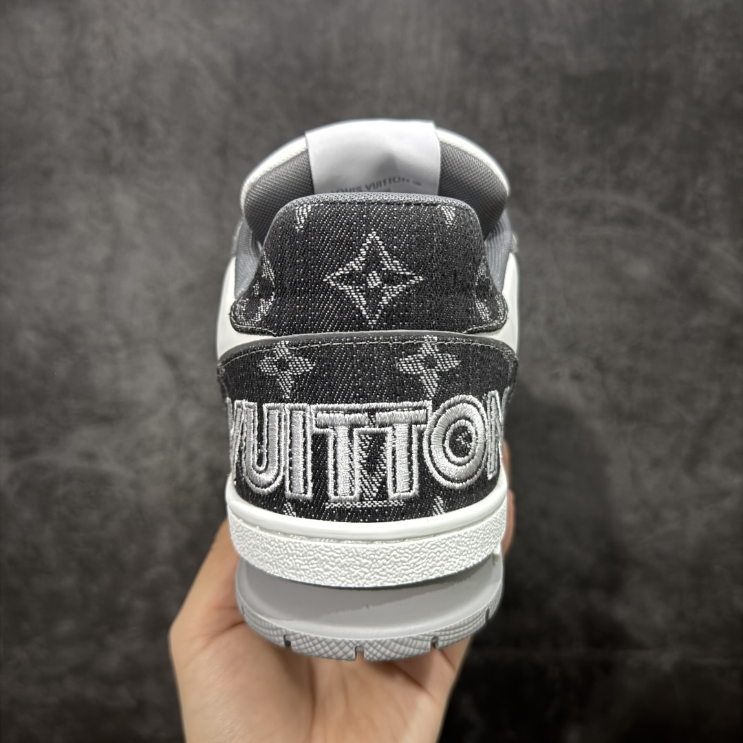 图片[4]-【YS纯原】广奢高端货 LOUIS VUITTON 路易威登 LV Trainer 休闲板鞋 ✦ 原楦原纸版开模，鞋型立体饱满 ✦ 零毛边、零溢胶、零线头瑕疵 ✦ 细节与原版一致 区分市面通货 ✦ 多层叠片＋电脑针车，针距密度一致 ✦ Monogram浮雕＋3D高频压纹 ✦ 多密度发泡中底：支撑回弹媲美专柜 ✦ 原装橡胶大底：含胶量高、纹路深、双拼接零偏差 ✦ ZP级原装包装：专柜款鞋盒＋防尘袋＋说明书 尺码：39-45-选品中心