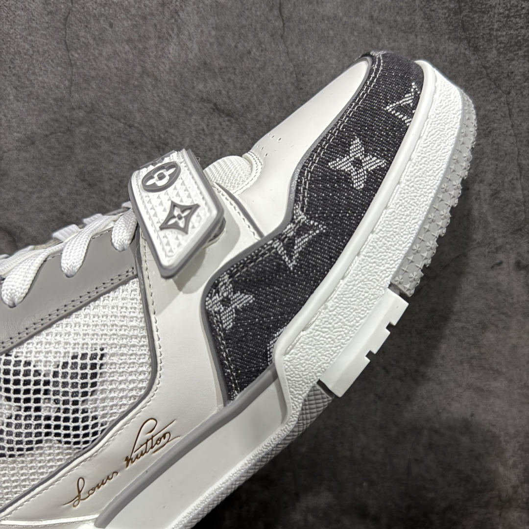 图片[6]-【YS纯原】广奢高端货 LOUIS VUITTON 路易威登 LV Trainer 休闲板鞋 ✦ 原楦原纸版开模，鞋型立体饱满 ✦ 零毛边、零溢胶、零线头瑕疵 ✦ 细节与原版一致 区分市面通货 ✦ 多层叠片＋电脑针车，针距密度一致 ✦ Monogram浮雕＋3D高频压纹 ✦ 多密度发泡中底：支撑回弹媲美专柜 ✦ 原装橡胶大底：含胶量高、纹路深、双拼接零偏差 ✦ ZP级原装包装：专柜款鞋盒＋防尘袋＋说明书 尺码：39-45-选品中心