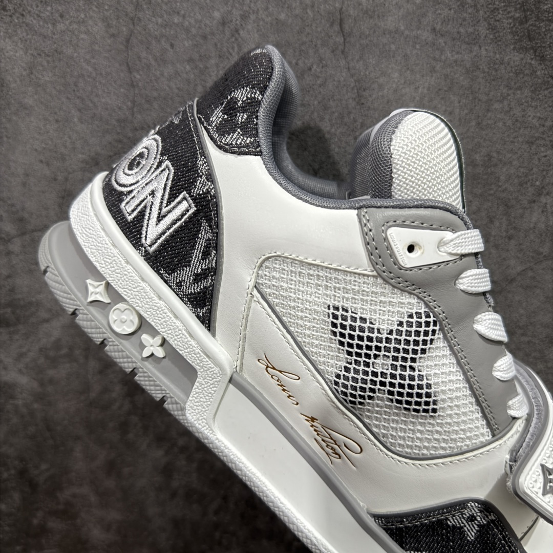 图片[7]-【YS纯原】广奢高端货 LOUIS VUITTON 路易威登 LV Trainer 休闲板鞋 ✦ 原楦原纸版开模，鞋型立体饱满 ✦ 零毛边、零溢胶、零线头瑕疵 ✦ 细节与原版一致 区分市面通货 ✦ 多层叠片＋电脑针车，针距密度一致 ✦ Monogram浮雕＋3D高频压纹 ✦ 多密度发泡中底：支撑回弹媲美专柜 ✦ 原装橡胶大底：含胶量高、纹路深、双拼接零偏差 ✦ ZP级原装包装：专柜款鞋盒＋防尘袋＋说明书 尺码：39-45-选品中心