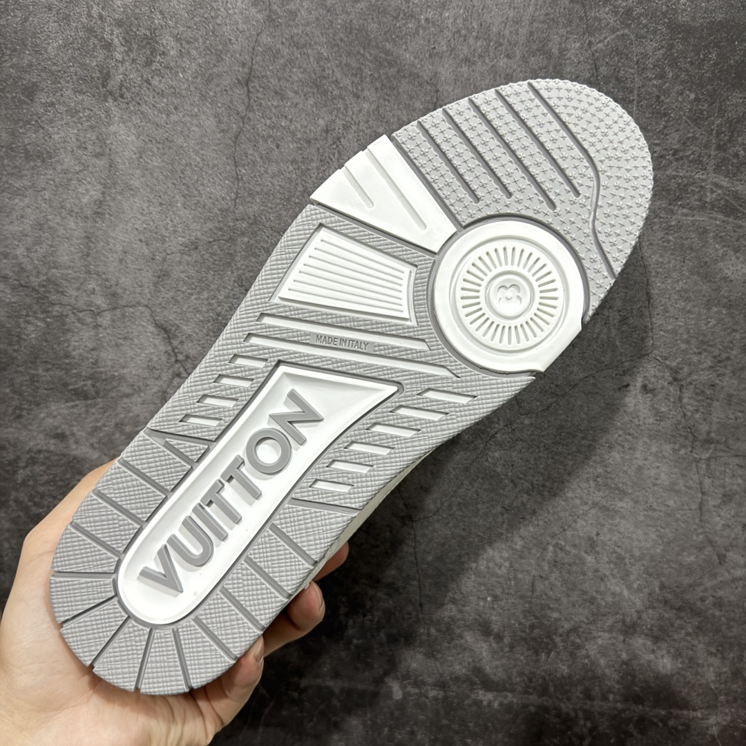 图片[9]-【YS纯原】广奢高端货 LOUIS VUITTON 路易威登 LV Trainer 休闲板鞋 ✦ 原楦原纸版开模，鞋型立体饱满 ✦ 零毛边、零溢胶、零线头瑕疵 ✦ 细节与原版一致 区分市面通货 ✦ 多层叠片＋电脑针车，针距密度一致 ✦ Monogram浮雕＋3D高频压纹 ✦ 多密度发泡中底：支撑回弹媲美专柜 ✦ 原装橡胶大底：含胶量高、纹路深、双拼接零偏差 ✦ ZP级原装包装：专柜款鞋盒＋防尘袋＋说明书 尺码：39-45-选品中心