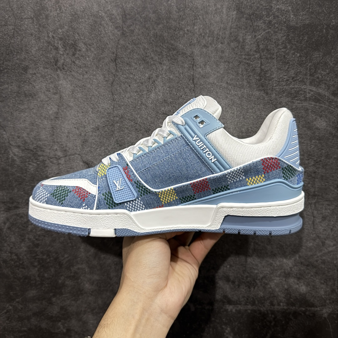 图片[2]-【YS纯原】广奢高端货 LOUIS VUITTON 路易威登 LV Trainer 休闲板鞋 ✦ 原楦原纸版开模，鞋型立体饱满 ✦ 零毛边、零溢胶、零线头瑕疵 ✦ 细节与原版一致 区分市面通货 ✦ 多层叠片＋电脑针车，针距密度一致 ✦ Monogram浮雕＋3D高频压纹 ✦ 多密度发泡中底：支撑回弹媲美专柜 ✦ 原装橡胶大底：含胶量高、纹路深、双拼接零偏差 ✦ ZP级原装包装：专柜款鞋盒＋防尘袋＋说明书 尺码：39-45-选品中心