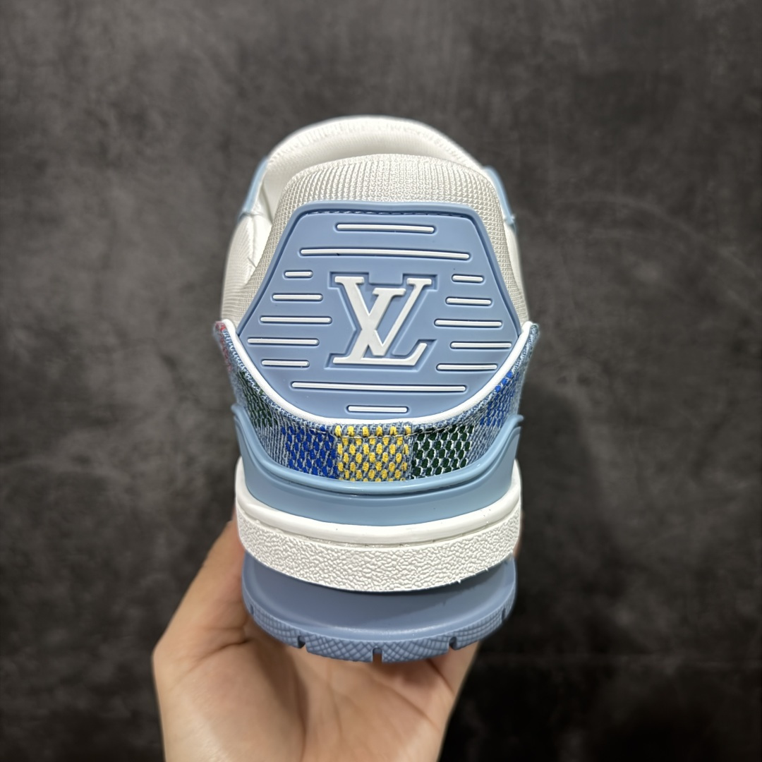 图片[4]-【YS纯原】广奢高端货 LOUIS VUITTON 路易威登 LV Trainer 休闲板鞋 ✦ 原楦原纸版开模，鞋型立体饱满 ✦ 零毛边、零溢胶、零线头瑕疵 ✦ 细节与原版一致 区分市面通货 ✦ 多层叠片＋电脑针车，针距密度一致 ✦ Monogram浮雕＋3D高频压纹 ✦ 多密度发泡中底：支撑回弹媲美专柜 ✦ 原装橡胶大底：含胶量高、纹路深、双拼接零偏差 ✦ ZP级原装包装：专柜款鞋盒＋防尘袋＋说明书 尺码：39-45-选品中心