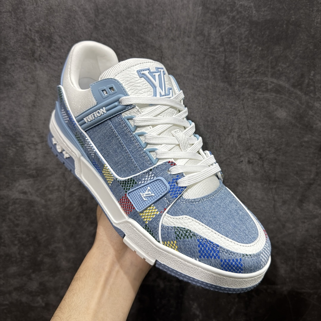 图片[3]-【YS纯原】广奢高端货 LOUIS VUITTON 路易威登 LV Trainer 休闲板鞋 ✦ 原楦原纸版开模，鞋型立体饱满 ✦ 零毛边、零溢胶、零线头瑕疵 ✦ 细节与原版一致 区分市面通货 ✦ 多层叠片＋电脑针车，针距密度一致 ✦ Monogram浮雕＋3D高频压纹 ✦ 多密度发泡中底：支撑回弹媲美专柜 ✦ 原装橡胶大底：含胶量高、纹路深、双拼接零偏差 ✦ ZP级原装包装：专柜款鞋盒＋防尘袋＋说明书 尺码：39-45-选品中心