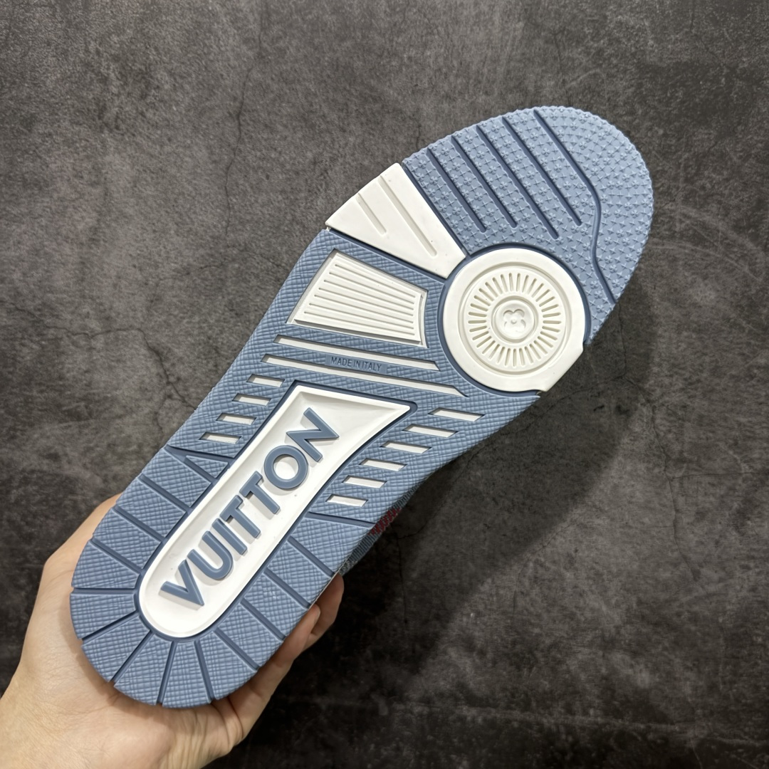 图片[9]-【YS纯原】广奢高端货 LOUIS VUITTON 路易威登 LV Trainer 休闲板鞋 ✦ 原楦原纸版开模，鞋型立体饱满 ✦ 零毛边、零溢胶、零线头瑕疵 ✦ 细节与原版一致 区分市面通货 ✦ 多层叠片＋电脑针车，针距密度一致 ✦ Monogram浮雕＋3D高频压纹 ✦ 多密度发泡中底：支撑回弹媲美专柜 ✦ 原装橡胶大底：含胶量高、纹路深、双拼接零偏差 ✦ ZP级原装包装：专柜款鞋盒＋防尘袋＋说明书 尺码：39-45-选品中心