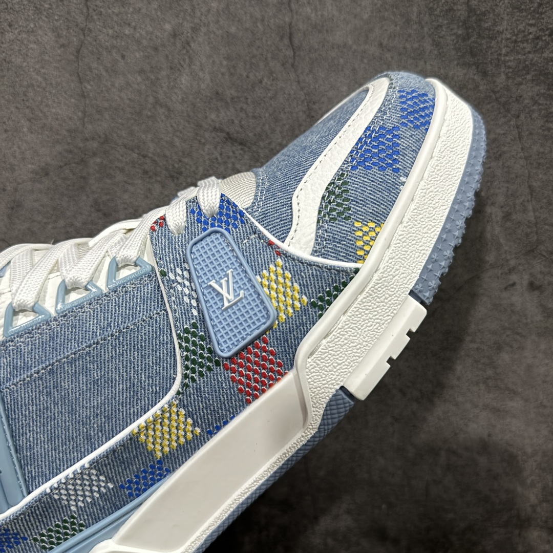 图片[6]-【YS纯原】广奢高端货 LOUIS VUITTON 路易威登 LV Trainer 休闲板鞋 ✦ 原楦原纸版开模，鞋型立体饱满 ✦ 零毛边、零溢胶、零线头瑕疵 ✦ 细节与原版一致 区分市面通货 ✦ 多层叠片＋电脑针车，针距密度一致 ✦ Monogram浮雕＋3D高频压纹 ✦ 多密度发泡中底：支撑回弹媲美专柜 ✦ 原装橡胶大底：含胶量高、纹路深、双拼接零偏差 ✦ ZP级原装包装：专柜款鞋盒＋防尘袋＋说明书 尺码：39-45-选品中心