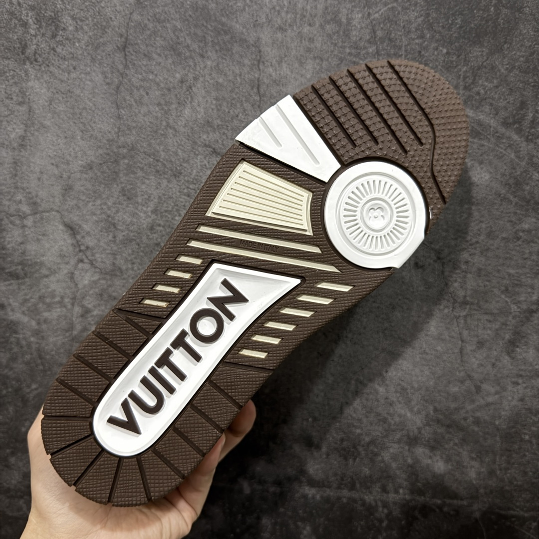 图片[9]-【YS纯原】广奢高端货 LOUIS VUITTON 路易威登 LV Trainer 休闲板鞋 ✦ 原楦原纸版开模，鞋型立体饱满 ✦ 零毛边、零溢胶、零线头瑕疵 ✦ 细节与原版一致 区分市面通货 ✦ 多层叠片＋电脑针车，针距密度一致 ✦ Monogram浮雕＋3D高频压纹 ✦ 多密度发泡中底：支撑回弹媲美专柜 ✦ 原装橡胶大底：含胶量高、纹路深、双拼接零偏差 ✦ ZP级原装包装：专柜款鞋盒＋防尘袋＋说明书 尺码：39-45-选品中心