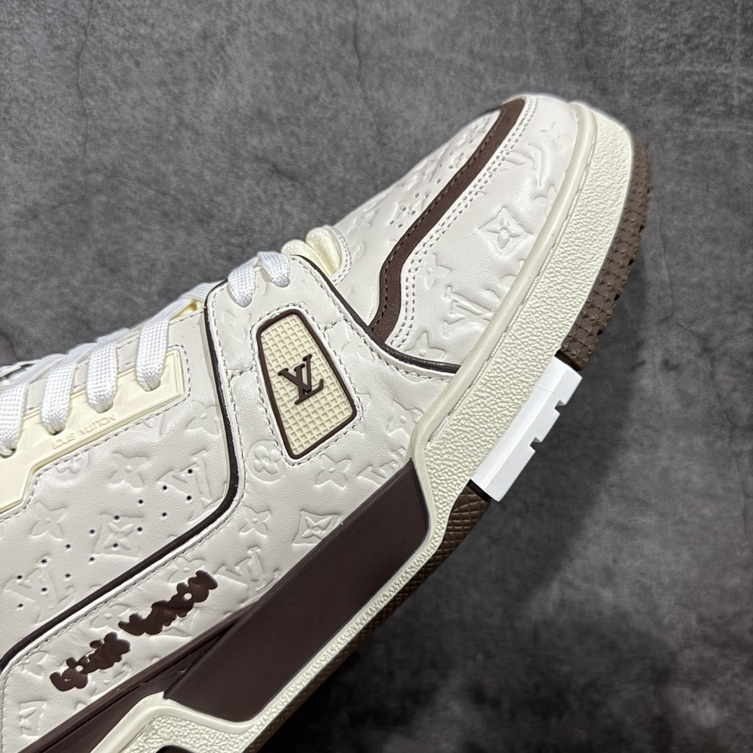 图片[6]-【YS纯原】广奢高端货 LOUIS VUITTON 路易威登 LV Trainer 休闲板鞋 ✦ 原楦原纸版开模，鞋型立体饱满 ✦ 零毛边、零溢胶、零线头瑕疵 ✦ 细节与原版一致 区分市面通货 ✦ 多层叠片＋电脑针车，针距密度一致 ✦ Monogram浮雕＋3D高频压纹 ✦ 多密度发泡中底：支撑回弹媲美专柜 ✦ 原装橡胶大底：含胶量高、纹路深、双拼接零偏差 ✦ ZP级原装包装：专柜款鞋盒＋防尘袋＋说明书 尺码：39-45-选品中心