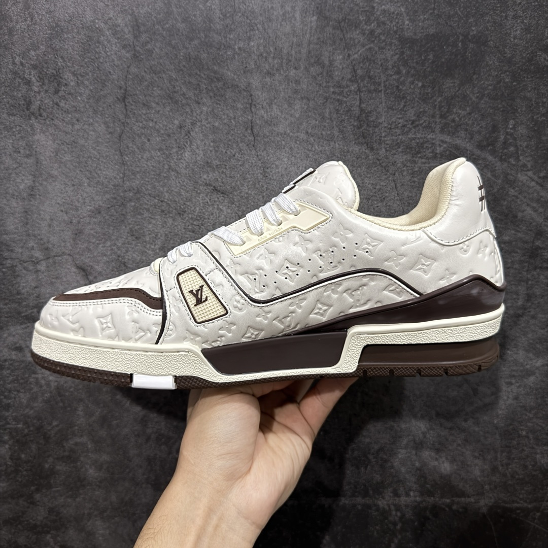 图片[2]-【YS纯原】广奢高端货 LOUIS VUITTON 路易威登 LV Trainer 休闲板鞋 ✦ 原楦原纸版开模，鞋型立体饱满 ✦ 零毛边、零溢胶、零线头瑕疵 ✦ 细节与原版一致 区分市面通货 ✦ 多层叠片＋电脑针车，针距密度一致 ✦ Monogram浮雕＋3D高频压纹 ✦ 多密度发泡中底：支撑回弹媲美专柜 ✦ 原装橡胶大底：含胶量高、纹路深、双拼接零偏差 ✦ ZP级原装包装：专柜款鞋盒＋防尘袋＋说明书 尺码：39-45-选品中心