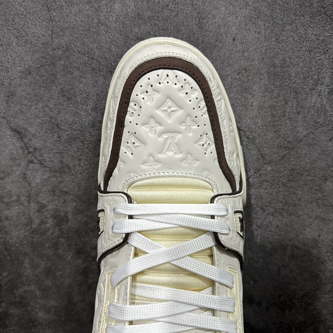 图片[5]-【YS纯原】广奢高端货 LOUIS VUITTON 路易威登 LV Trainer 休闲板鞋 ✦ 原楦原纸版开模，鞋型立体饱满 ✦ 零毛边、零溢胶、零线头瑕疵 ✦ 细节与原版一致 区分市面通货 ✦ 多层叠片＋电脑针车，针距密度一致 ✦ Monogram浮雕＋3D高频压纹 ✦ 多密度发泡中底：支撑回弹媲美专柜 ✦ 原装橡胶大底：含胶量高、纹路深、双拼接零偏差 ✦ ZP级原装包装：专柜款鞋盒＋防尘袋＋说明书 尺码：39-45-选品中心