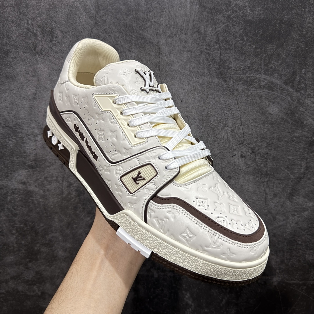 图片[3]-【YS纯原】广奢高端货 LOUIS VUITTON 路易威登 LV Trainer 休闲板鞋 ✦ 原楦原纸版开模，鞋型立体饱满 ✦ 零毛边、零溢胶、零线头瑕疵 ✦ 细节与原版一致 区分市面通货 ✦ 多层叠片＋电脑针车，针距密度一致 ✦ Monogram浮雕＋3D高频压纹 ✦ 多密度发泡中底：支撑回弹媲美专柜 ✦ 原装橡胶大底：含胶量高、纹路深、双拼接零偏差 ✦ ZP级原装包装：专柜款鞋盒＋防尘袋＋说明书 尺码：39-45-选品中心