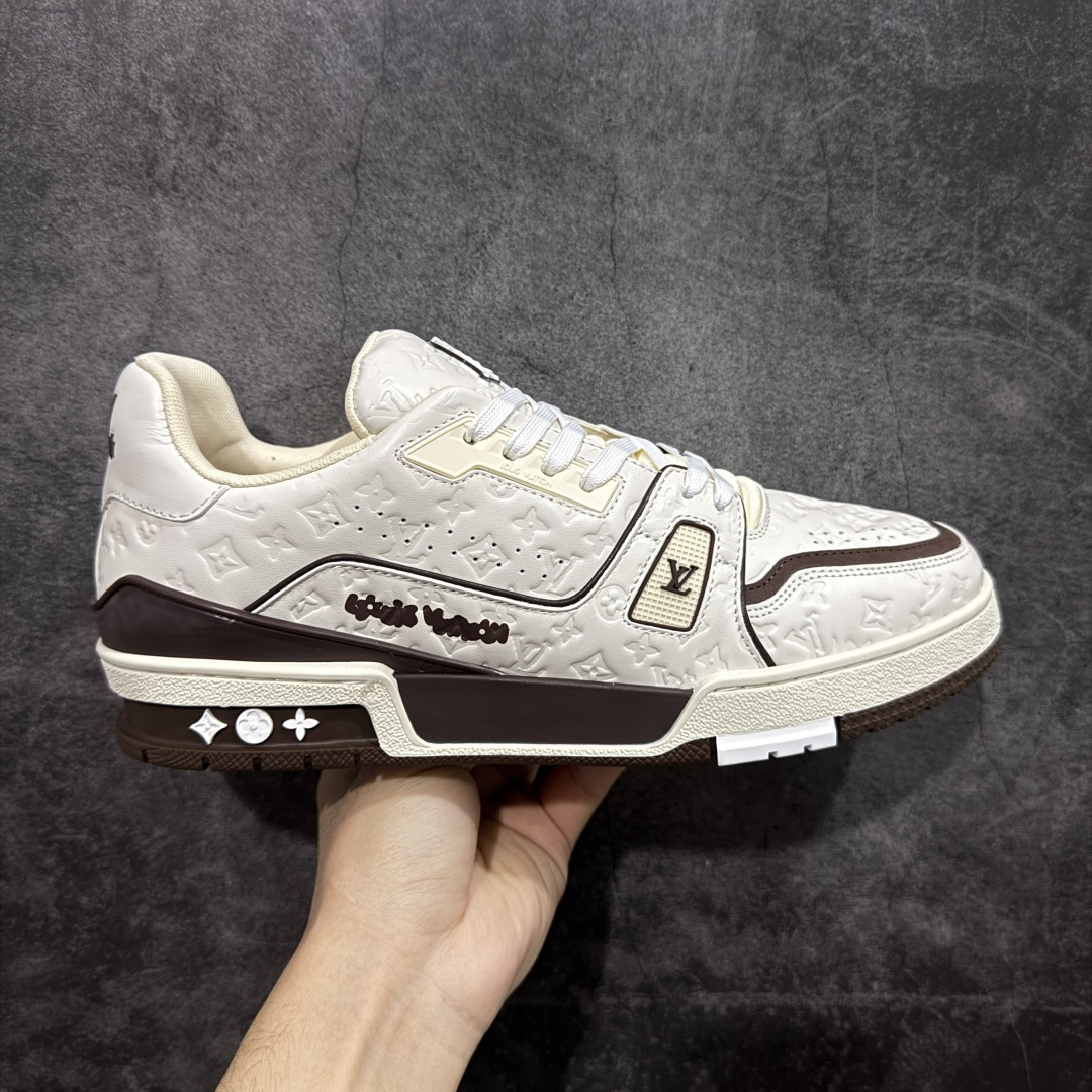 【YS纯原】广奢高端货 LOUIS VUITTON 路易威登 LV Trainer 休闲板鞋 ✦ 原楦原纸版开模，鞋型立体饱满 ✦ 零毛边、零溢胶、零线头瑕疵 ✦ 细节与原版一致 区分市面通货 ✦ 多层叠片＋电脑针车，针距密度一致 ✦ Monogram浮雕＋3D高频压纹 ✦ 多密度发泡中底：支撑回弹媲美专柜 ✦ 原装橡胶大底：含胶量高、纹路深、双拼接零偏差 ✦ ZP级原装包装：专柜款鞋盒＋防尘袋＋说明书 尺码：39-45-选品中心
