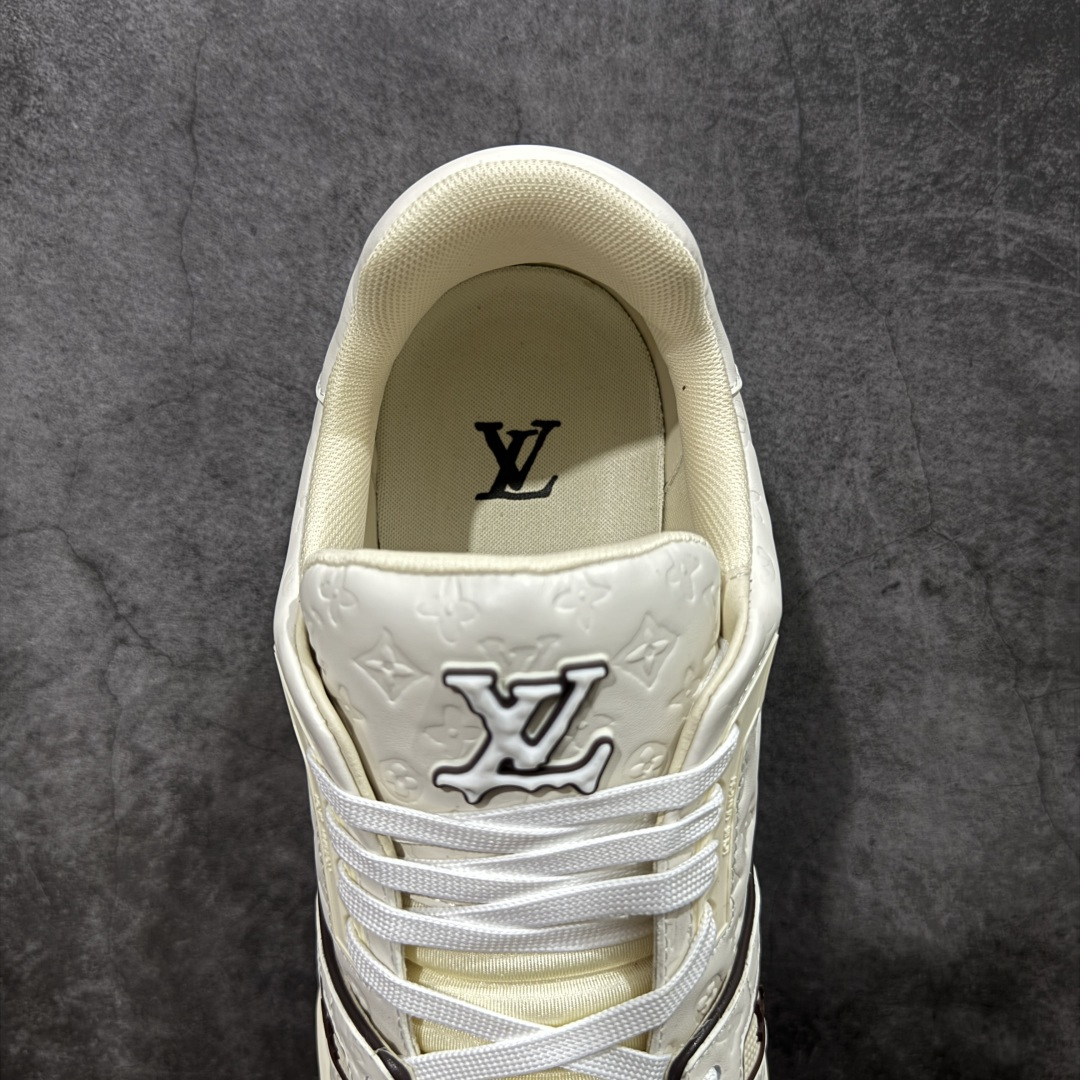 图片[8]-【YS纯原】广奢高端货 LOUIS VUITTON 路易威登 LV Trainer 休闲板鞋 ✦ 原楦原纸版开模，鞋型立体饱满 ✦ 零毛边、零溢胶、零线头瑕疵 ✦ 细节与原版一致 区分市面通货 ✦ 多层叠片＋电脑针车，针距密度一致 ✦ Monogram浮雕＋3D高频压纹 ✦ 多密度发泡中底：支撑回弹媲美专柜 ✦ 原装橡胶大底：含胶量高、纹路深、双拼接零偏差 ✦ ZP级原装包装：专柜款鞋盒＋防尘袋＋说明书 尺码：39-45-选品中心