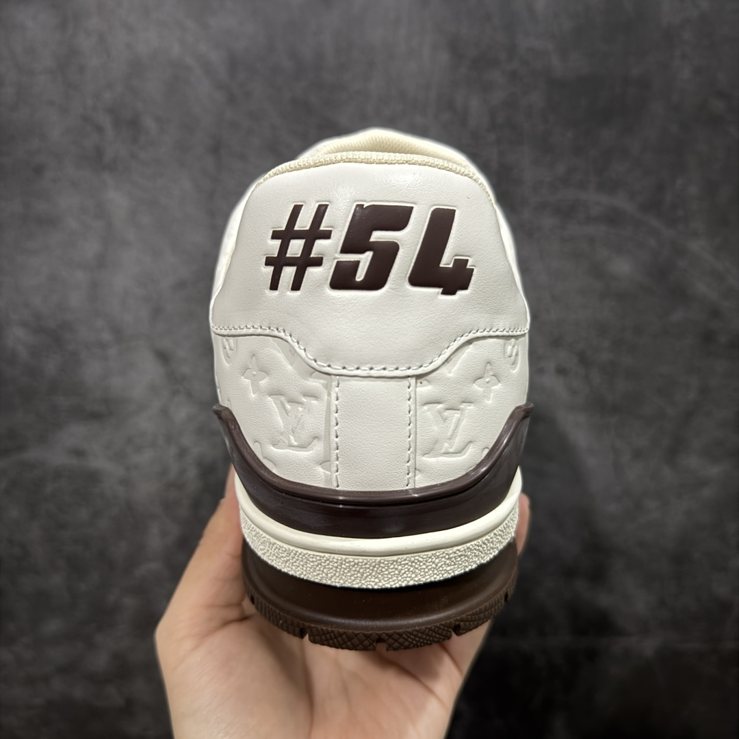 图片[4]-【YS纯原】广奢高端货 LOUIS VUITTON 路易威登 LV Trainer 休闲板鞋 ✦ 原楦原纸版开模，鞋型立体饱满 ✦ 零毛边、零溢胶、零线头瑕疵 ✦ 细节与原版一致 区分市面通货 ✦ 多层叠片＋电脑针车，针距密度一致 ✦ Monogram浮雕＋3D高频压纹 ✦ 多密度发泡中底：支撑回弹媲美专柜 ✦ 原装橡胶大底：含胶量高、纹路深、双拼接零偏差 ✦ ZP级原装包装：专柜款鞋盒＋防尘袋＋说明书 尺码：39-45-选品中心