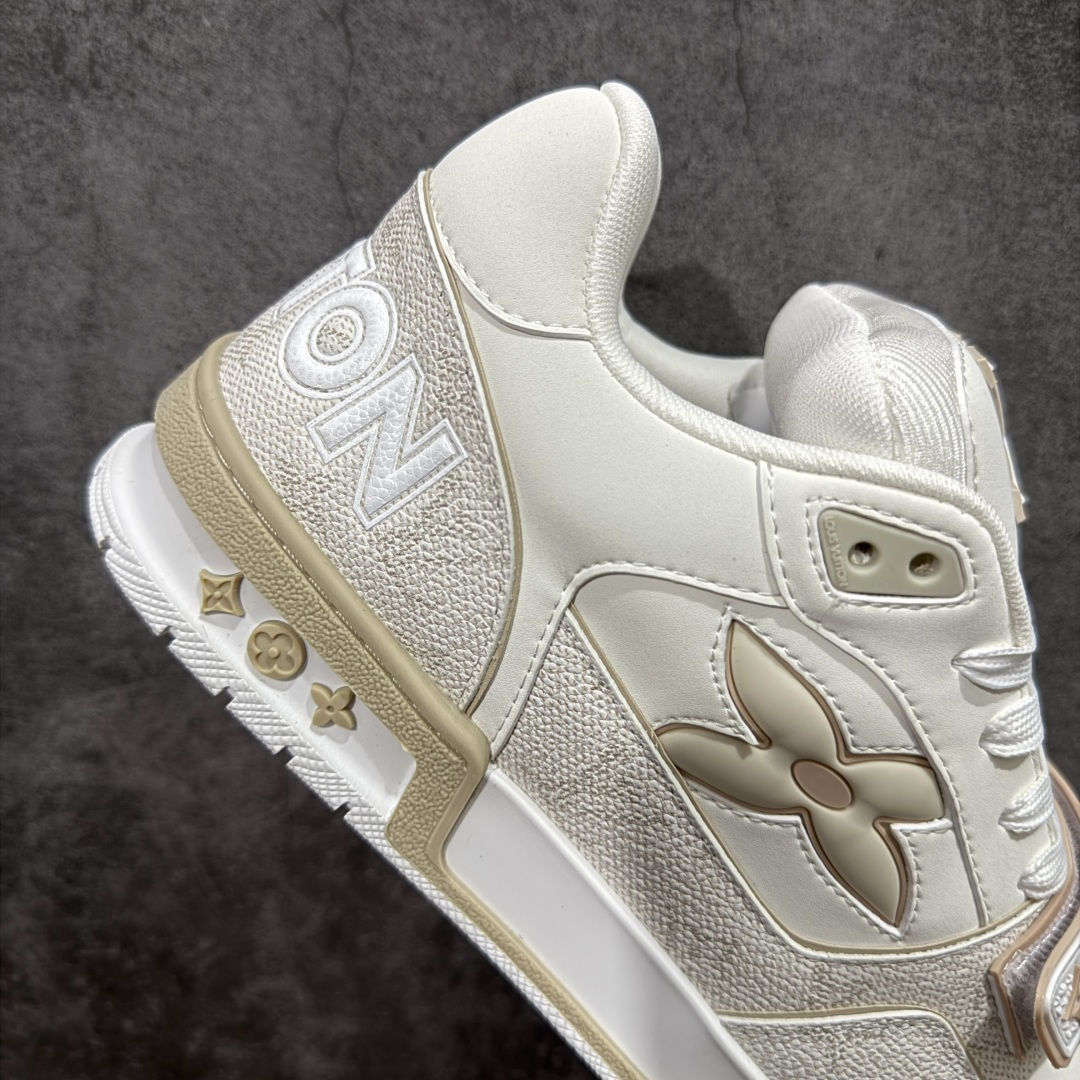 图片[7]-【YS纯原】广奢高端货 LOUIS VUITTON 路易威登 LV Trainer 休闲板鞋 ✦ 原楦原纸版开模，鞋型立体饱满 ✦ 零毛边、零溢胶、零线头瑕疵 ✦ 细节与原版一致 区分市面通货 ✦ 多层叠片＋电脑针车，针距密度一致 ✦ Monogram浮雕＋3D高频压纹 ✦ 多密度发泡中底：支撑回弹媲美专柜 ✦ 原装橡胶大底：含胶量高、纹路深、双拼接零偏差 ✦ ZP级原装包装：专柜款鞋盒＋防尘袋＋说明书 尺码：39-45-选品中心