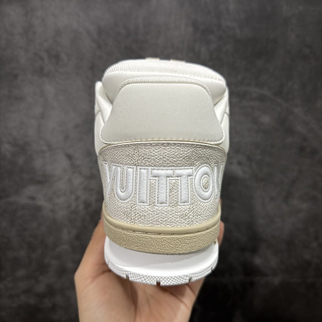 图片[4]-【YS纯原】广奢高端货 LOUIS VUITTON 路易威登 LV Trainer 休闲板鞋 ✦ 原楦原纸版开模，鞋型立体饱满 ✦ 零毛边、零溢胶、零线头瑕疵 ✦ 细节与原版一致 区分市面通货 ✦ 多层叠片＋电脑针车，针距密度一致 ✦ Monogram浮雕＋3D高频压纹 ✦ 多密度发泡中底：支撑回弹媲美专柜 ✦ 原装橡胶大底：含胶量高、纹路深、双拼接零偏差 ✦ ZP级原装包装：专柜款鞋盒＋防尘袋＋说明书 尺码：39-45-选品中心