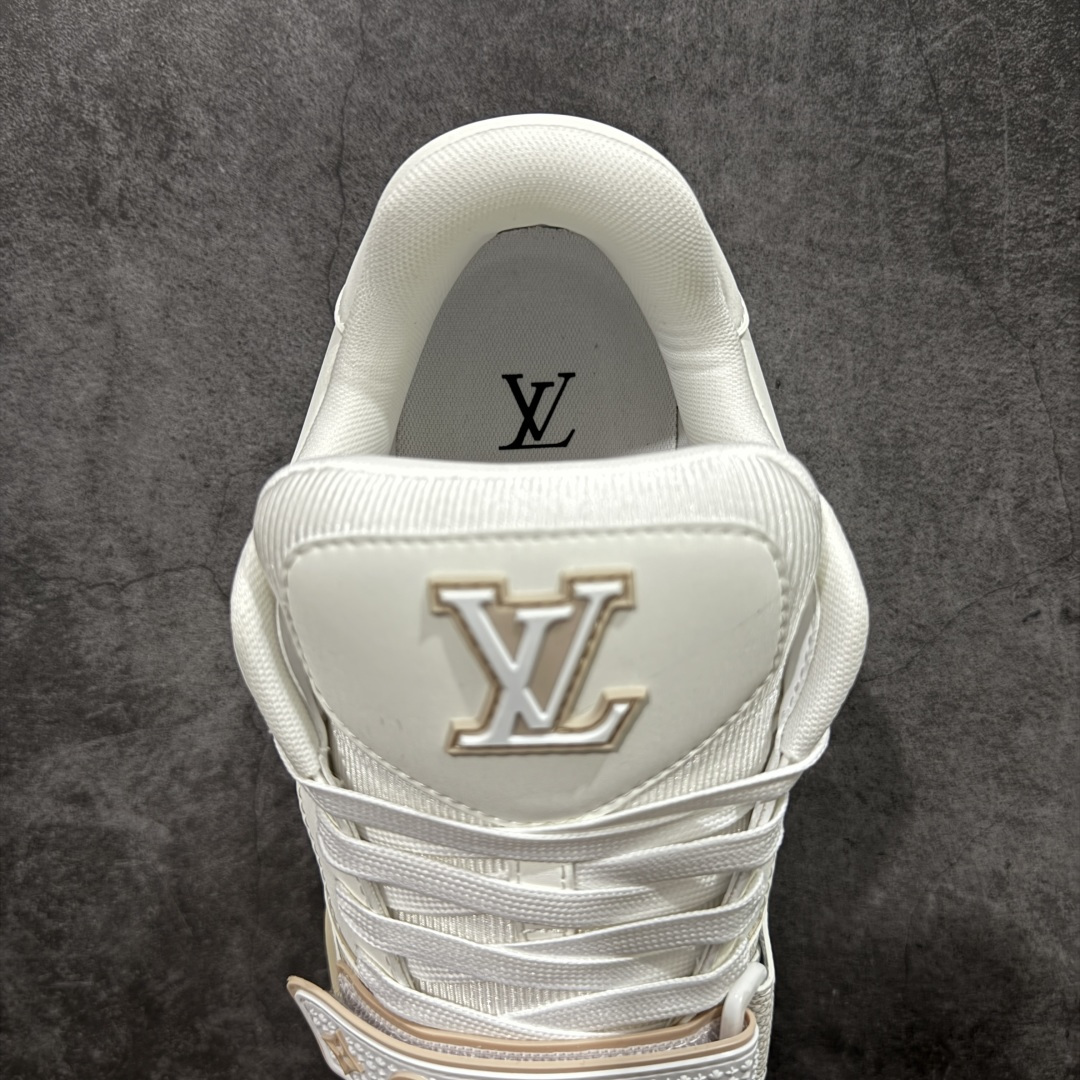 图片[8]-【YS纯原】广奢高端货 LOUIS VUITTON 路易威登 LV Trainer 休闲板鞋 ✦ 原楦原纸版开模，鞋型立体饱满 ✦ 零毛边、零溢胶、零线头瑕疵 ✦ 细节与原版一致 区分市面通货 ✦ 多层叠片＋电脑针车，针距密度一致 ✦ Monogram浮雕＋3D高频压纹 ✦ 多密度发泡中底：支撑回弹媲美专柜 ✦ 原装橡胶大底：含胶量高、纹路深、双拼接零偏差 ✦ ZP级原装包装：专柜款鞋盒＋防尘袋＋说明书 尺码：39-45-选品中心