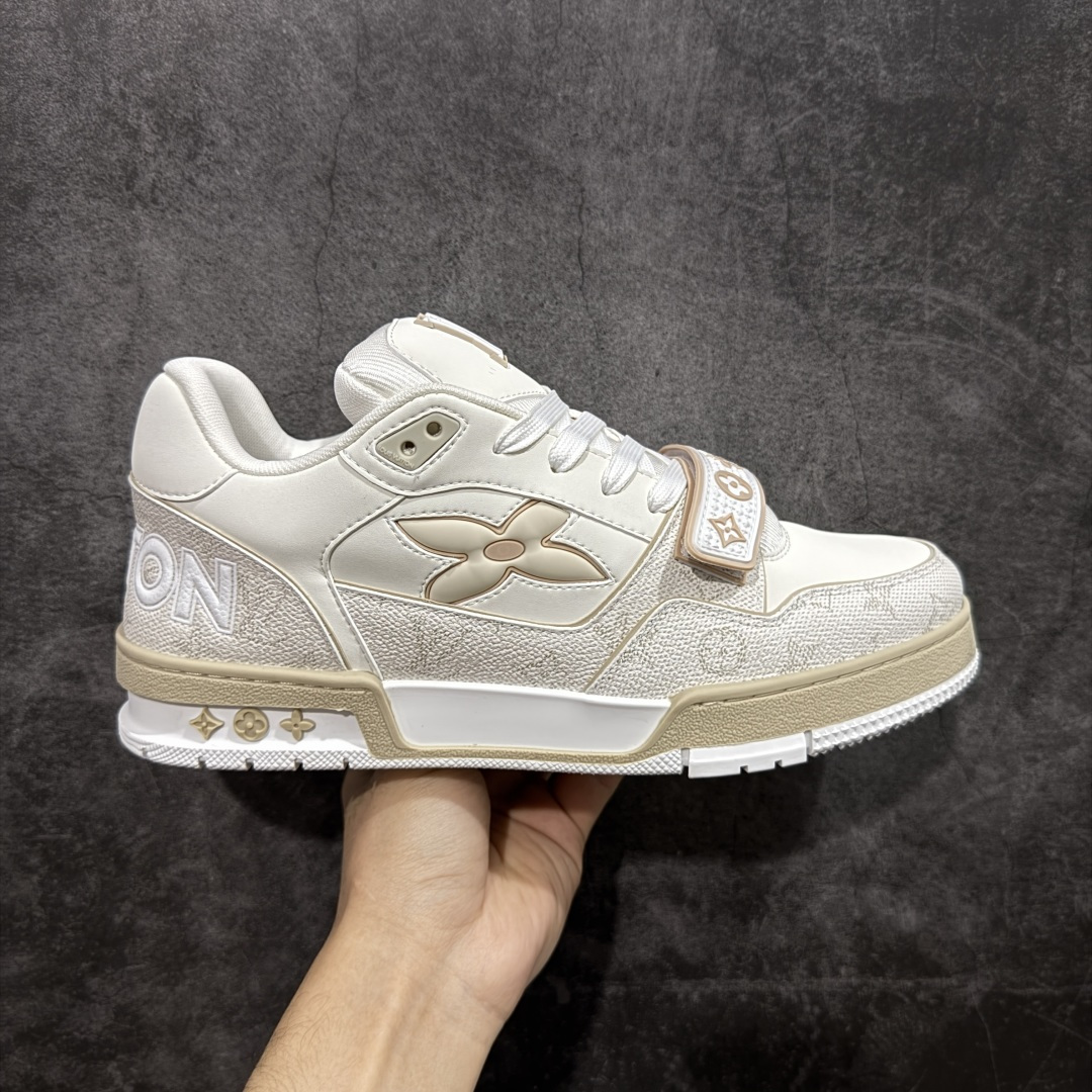 【YS纯原】广奢高端货 LOUIS VUITTON 路易威登 LV Trainer 休闲板鞋 ✦ 原楦原纸版开模，鞋型立体饱满 ✦ 零毛边、零溢胶、零线头瑕疵 ✦ 细节与原版一致 区分市面通货 ✦ 多层叠片＋电脑针车，针距密度一致 ✦ Monogram浮雕＋3D高频压纹 ✦ 多密度发泡中底：支撑回弹媲美专柜 ✦ 原装橡胶大底：含胶量高、纹路深、双拼接零偏差 ✦ ZP级原装包装：专柜款鞋盒＋防尘袋＋说明书 尺码：39-45-选品中心