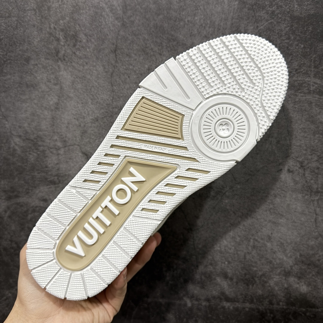 图片[9]-【YS纯原】广奢高端货 LOUIS VUITTON 路易威登 LV Trainer 休闲板鞋 ✦ 原楦原纸版开模，鞋型立体饱满 ✦ 零毛边、零溢胶、零线头瑕疵 ✦ 细节与原版一致 区分市面通货 ✦ 多层叠片＋电脑针车，针距密度一致 ✦ Monogram浮雕＋3D高频压纹 ✦ 多密度发泡中底：支撑回弹媲美专柜 ✦ 原装橡胶大底：含胶量高、纹路深、双拼接零偏差 ✦ ZP级原装包装：专柜款鞋盒＋防尘袋＋说明书 尺码：39-45-选品中心