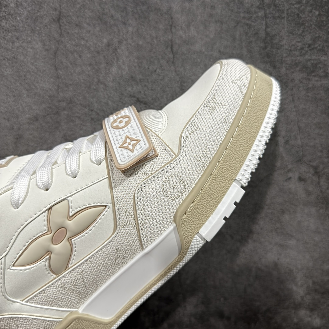 图片[6]-【YS纯原】广奢高端货 LOUIS VUITTON 路易威登 LV Trainer 休闲板鞋 ✦ 原楦原纸版开模，鞋型立体饱满 ✦ 零毛边、零溢胶、零线头瑕疵 ✦ 细节与原版一致 区分市面通货 ✦ 多层叠片＋电脑针车，针距密度一致 ✦ Monogram浮雕＋3D高频压纹 ✦ 多密度发泡中底：支撑回弹媲美专柜 ✦ 原装橡胶大底：含胶量高、纹路深、双拼接零偏差 ✦ ZP级原装包装：专柜款鞋盒＋防尘袋＋说明书 尺码：39-45-选品中心