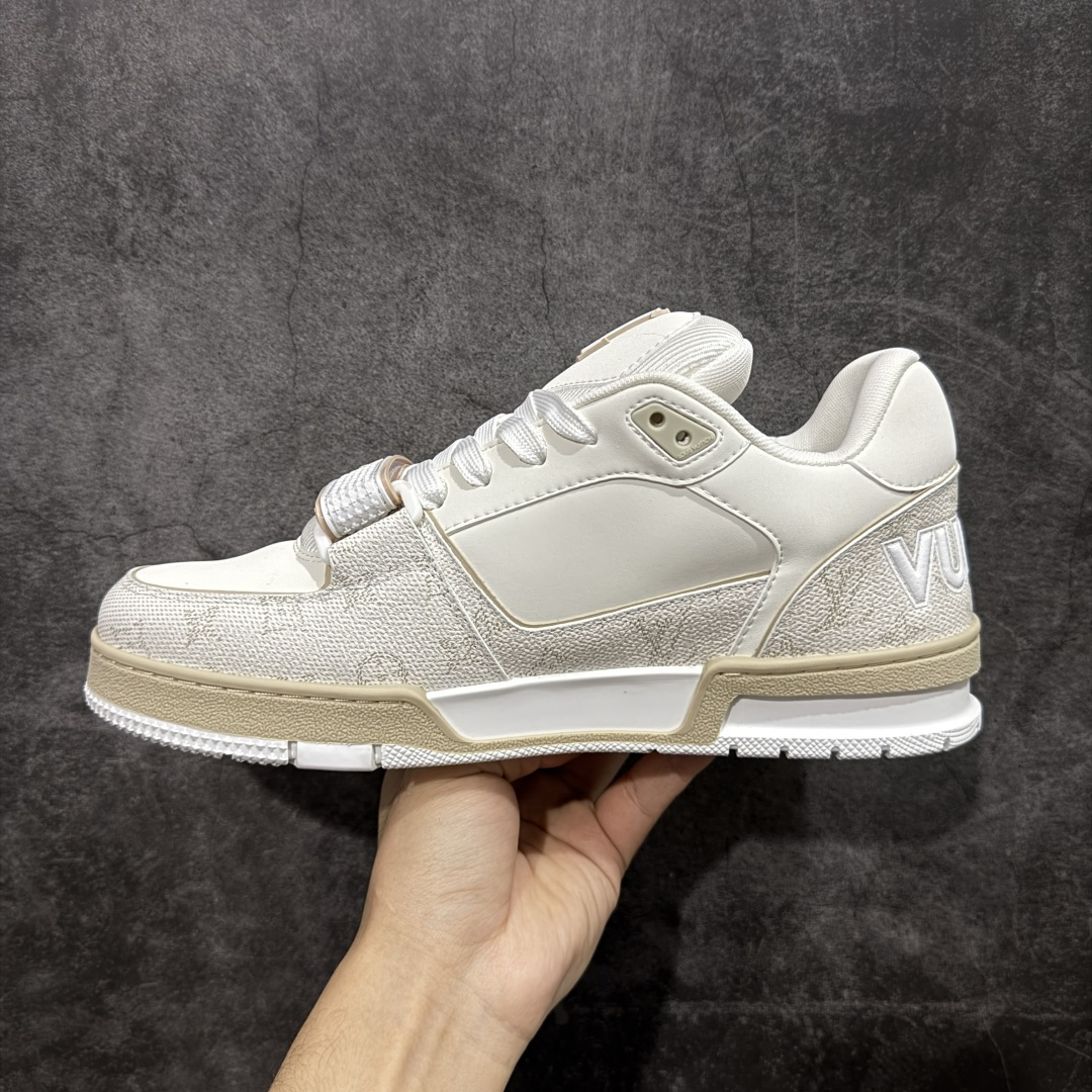 图片[2]-【YS纯原】广奢高端货 LOUIS VUITTON 路易威登 LV Trainer 休闲板鞋 ✦ 原楦原纸版开模，鞋型立体饱满 ✦ 零毛边、零溢胶、零线头瑕疵 ✦ 细节与原版一致 区分市面通货 ✦ 多层叠片＋电脑针车，针距密度一致 ✦ Monogram浮雕＋3D高频压纹 ✦ 多密度发泡中底：支撑回弹媲美专柜 ✦ 原装橡胶大底：含胶量高、纹路深、双拼接零偏差 ✦ ZP级原装包装：专柜款鞋盒＋防尘袋＋说明书 尺码：39-45-选品中心