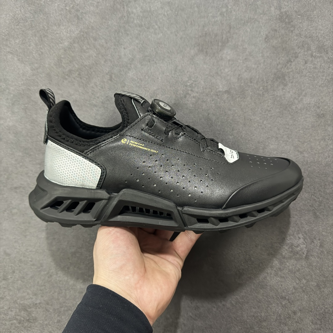 【公司级】ECCO爱步纽扣新款运动鞋男2025年新款低帮小白鞋 高尔夫健步C4 130424-51227 面料臻选小牛皮材质 鞋口袜套做法 包裹性舒适性特别好 核心科技大底PU/TPU组合（轻便 Q弹） 减震效果很赞 上脚超级舒服！ 尺码：39-44 编码：XYC350360-选品中心