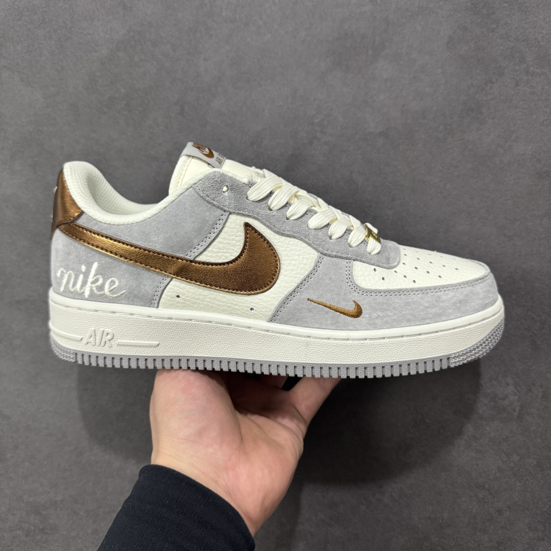 【定制版】NIke Air Force 1 \’07 Low 奶白灰金 空军一号低帮 运动鞋 休闲鞋 折边针车 工艺难度大 原楦头原纸板 高端定制鞋盒 原厂鞋底 超高清洁度 细节完美 货号：DV5477-007 尺码：36 36.5 37.5 38 38.5 39 40 40.5 41 42 42.5 43 44 44.5 45 编码：HXSB310320-选品中心