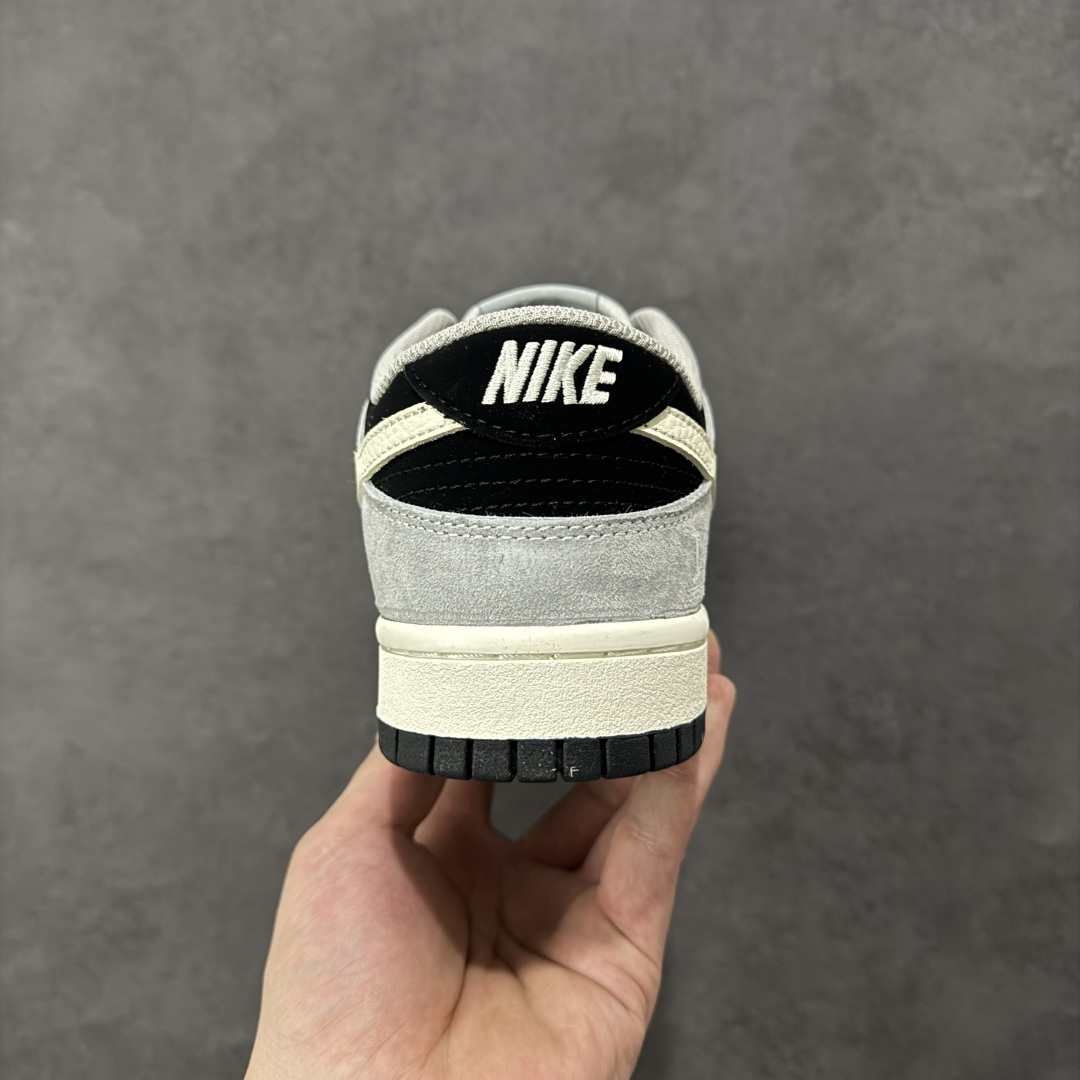 图片[4]-【定制版】Nike SB Dunk Low“ 迪奥联名—米灰黑猪八革” 周年高端定制 低帮休闲板鞋 定制鞋盒 大厂纯原品质出货 超高清洁度 皮料切割干净无任何毛边 细节完美 货号：DN3168-021 尺码： 36 36.5 37.5 38 38.5 39 40 40.5 41 42 42.5 43 44 44.5 45-选品中心