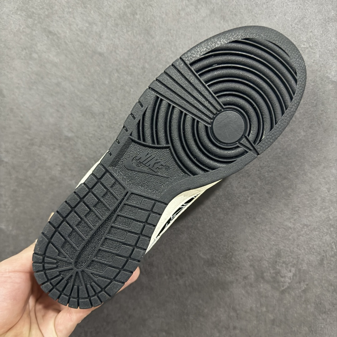 图片[9]-【定制版】Nike SB Dunk Low“ 迪奥联名—米灰黑猪八革” 周年高端定制 低帮休闲板鞋 定制鞋盒 大厂纯原品质出货 超高清洁度 皮料切割干净无任何毛边 细节完美 货号：DN3168-021 尺码： 36 36.5 37.5 38 38.5 39 40 40.5 41 42 42.5 43 44 44.5 45-选品中心