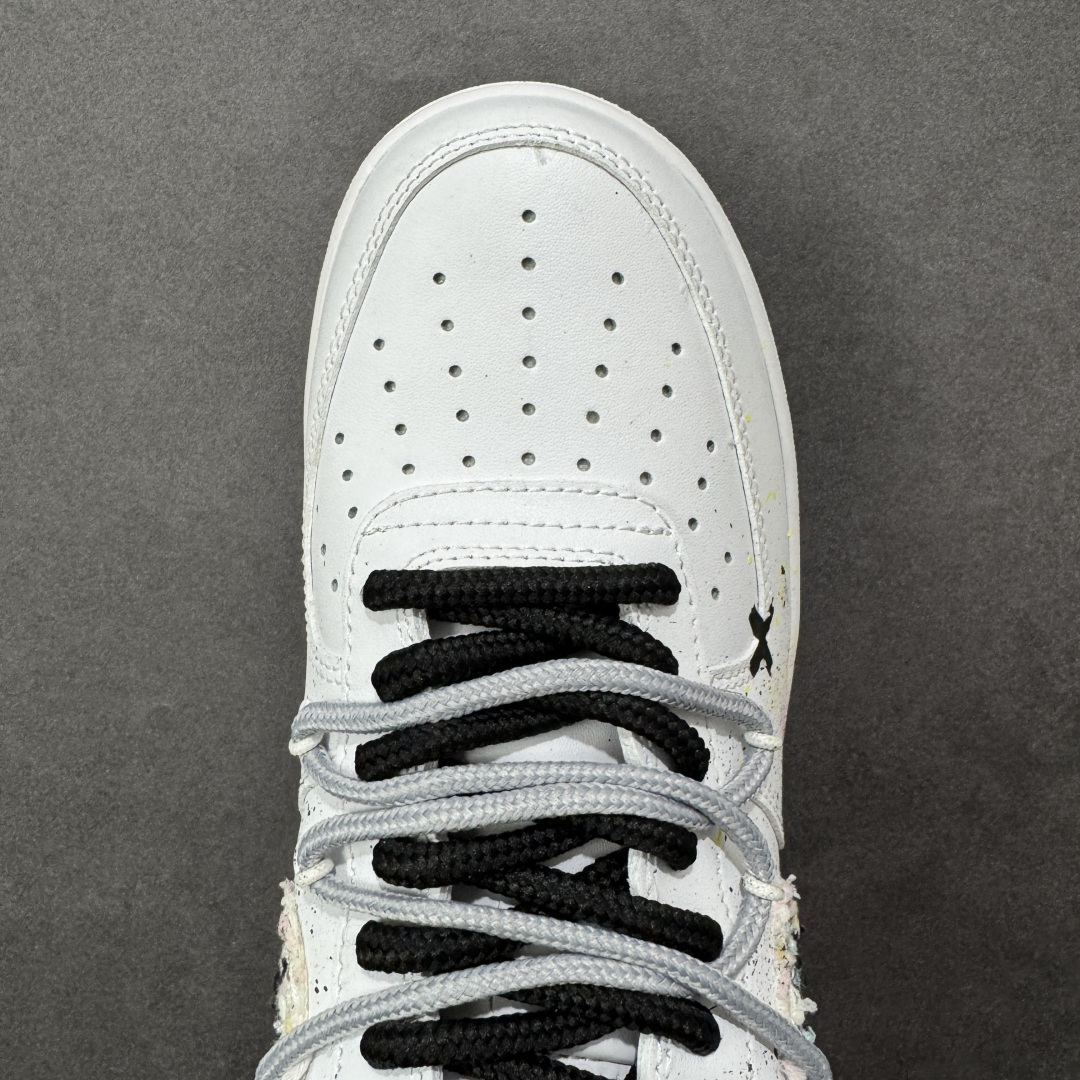 图片[8]-【定制版】“野涂日记”✨订制空军一号板鞋 该定制版球鞋选用原鞋款为Nike Air Force 1\’07空军一号，身铺满黑白泼墨+手绘纹理，混着细碎彩点，像随手挥洒的街头手稿；鞋侧贴了笑脸标+手写字样，再加上一块“毛边破缝”的拼接料，甜感里掺了点废土风的随性；连鞋带都用了黑白撞色，中底也加了黑线条点缀，细节里全是“不撞款”的小心思。 货号：DH1999-334 尺码： 36 36.5 37.5 38 38.5 39 40 40.5 41 42 42.5 43 44 44.5 45 编码：HXSA310320-选品中心