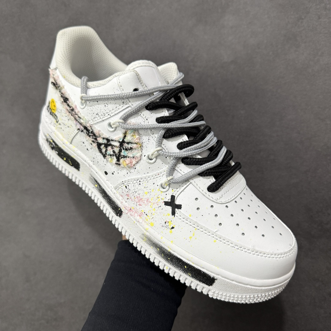 图片[3]-【定制版】“野涂日记”✨订制空军一号板鞋 该定制版球鞋选用原鞋款为Nike Air Force 1\’07空军一号，身铺满黑白泼墨+手绘纹理，混着细碎彩点，像随手挥洒的街头手稿；鞋侧贴了笑脸标+手写字样，再加上一块“毛边破缝”的拼接料，甜感里掺了点废土风的随性；连鞋带都用了黑白撞色，中底也加了黑线条点缀，细节里全是“不撞款”的小心思。 货号：DH1999-334 尺码： 36 36.5 37.5 38 38.5 39 40 40.5 41 42 42.5 43 44 44.5 45 编码：HXSA310320-选品中心