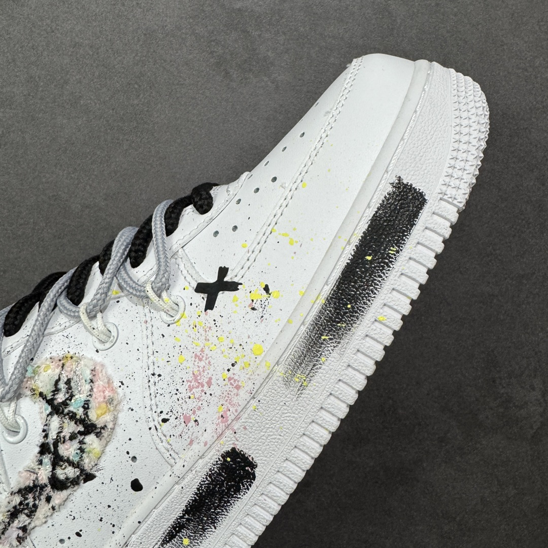图片[5]-【定制版】“野涂日记”✨订制空军一号板鞋 该定制版球鞋选用原鞋款为Nike Air Force 1\’07空军一号，身铺满黑白泼墨+手绘纹理，混着细碎彩点，像随手挥洒的街头手稿；鞋侧贴了笑脸标+手写字样，再加上一块“毛边破缝”的拼接料，甜感里掺了点废土风的随性；连鞋带都用了黑白撞色，中底也加了黑线条点缀，细节里全是“不撞款”的小心思。 货号：DH1999-334 尺码： 36 36.5 37.5 38 38.5 39 40 40.5 41 42 42.5 43 44 44.5 45 编码：HXSA310320-选品中心