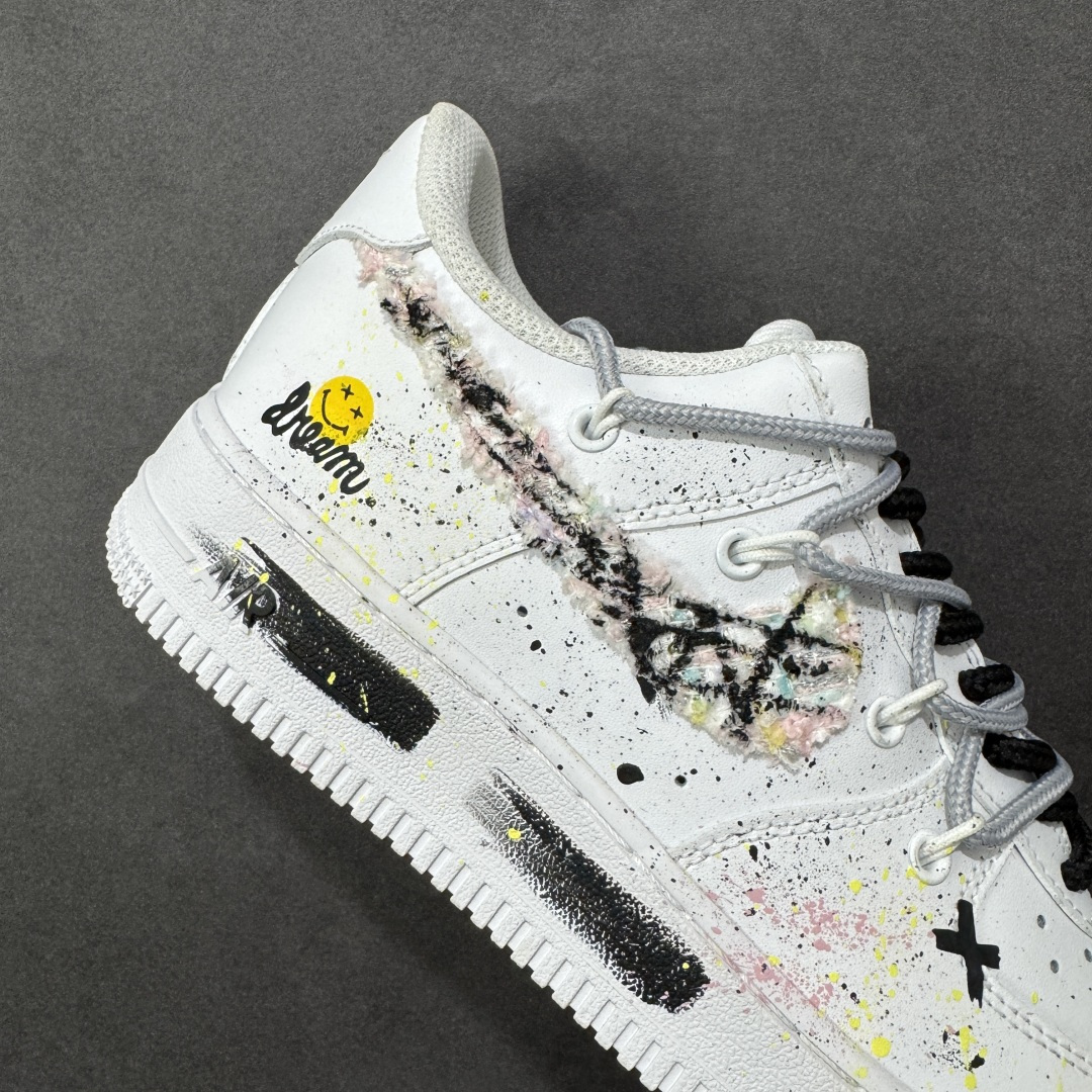 图片[6]-【定制版】“野涂日记”✨订制空军一号板鞋 该定制版球鞋选用原鞋款为Nike Air Force 1\’07空军一号，身铺满黑白泼墨+手绘纹理，混着细碎彩点，像随手挥洒的街头手稿；鞋侧贴了笑脸标+手写字样，再加上一块“毛边破缝”的拼接料，甜感里掺了点废土风的随性；连鞋带都用了黑白撞色，中底也加了黑线条点缀，细节里全是“不撞款”的小心思。 货号：DH1999-334 尺码： 36 36.5 37.5 38 38.5 39 40 40.5 41 42 42.5 43 44 44.5 45 编码：HXSA310320-选品中心